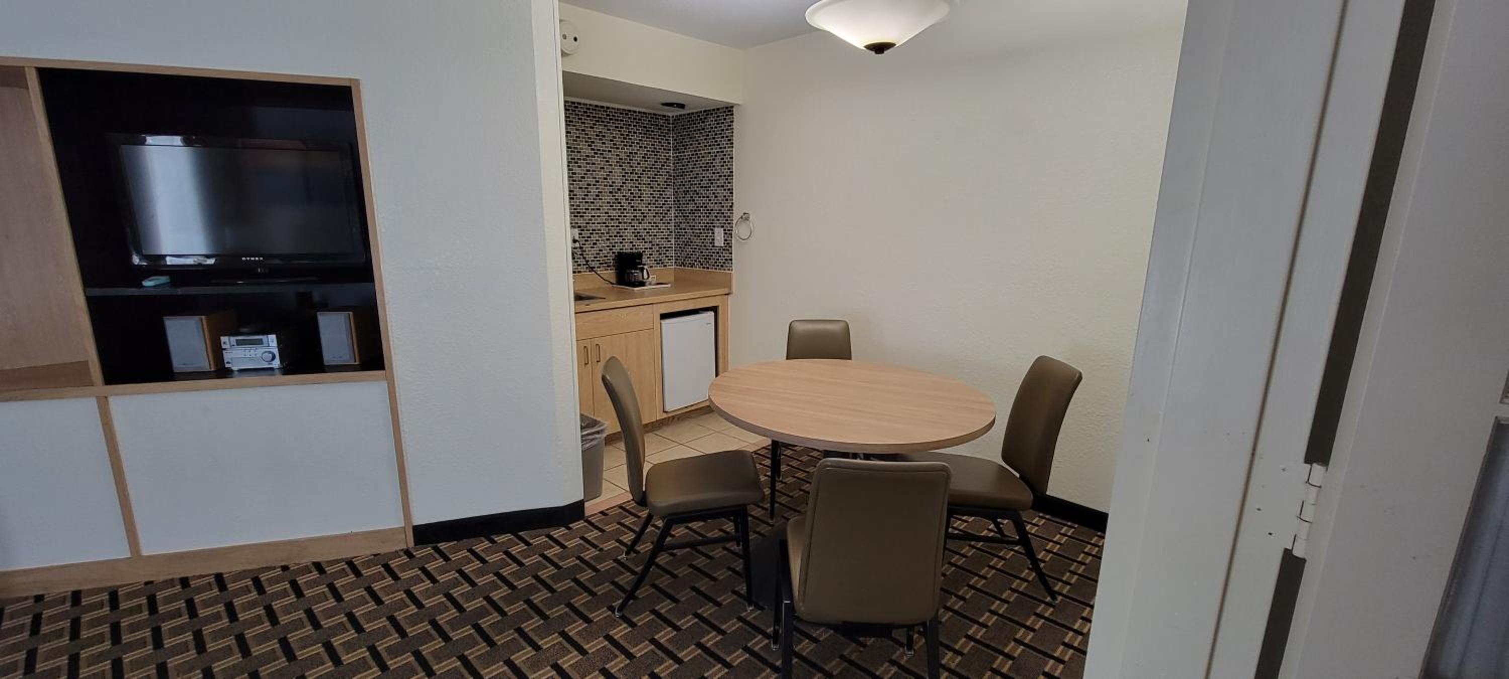 Suite With Two Queen Beds - Non-Smoking photo 2