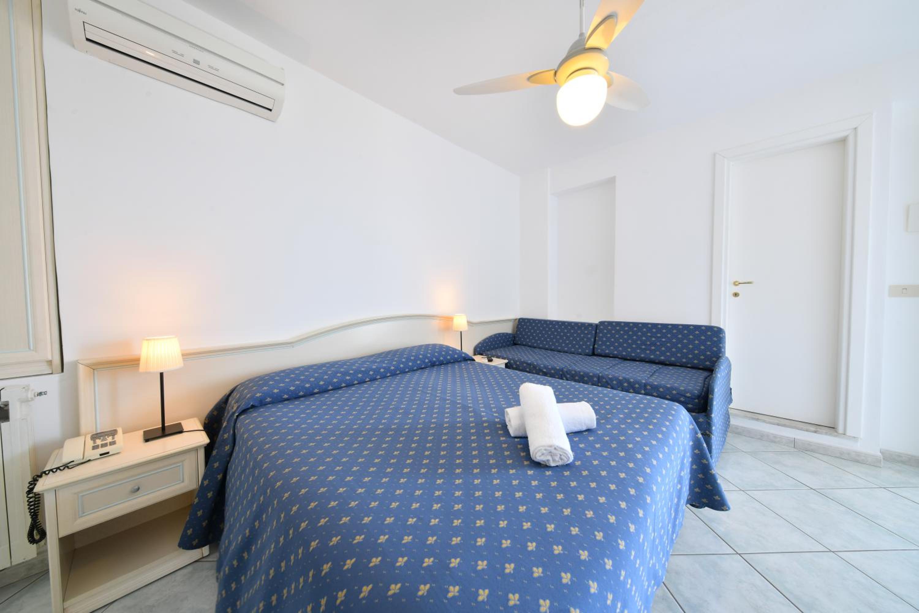 Dreibettzimmer mit Balkon