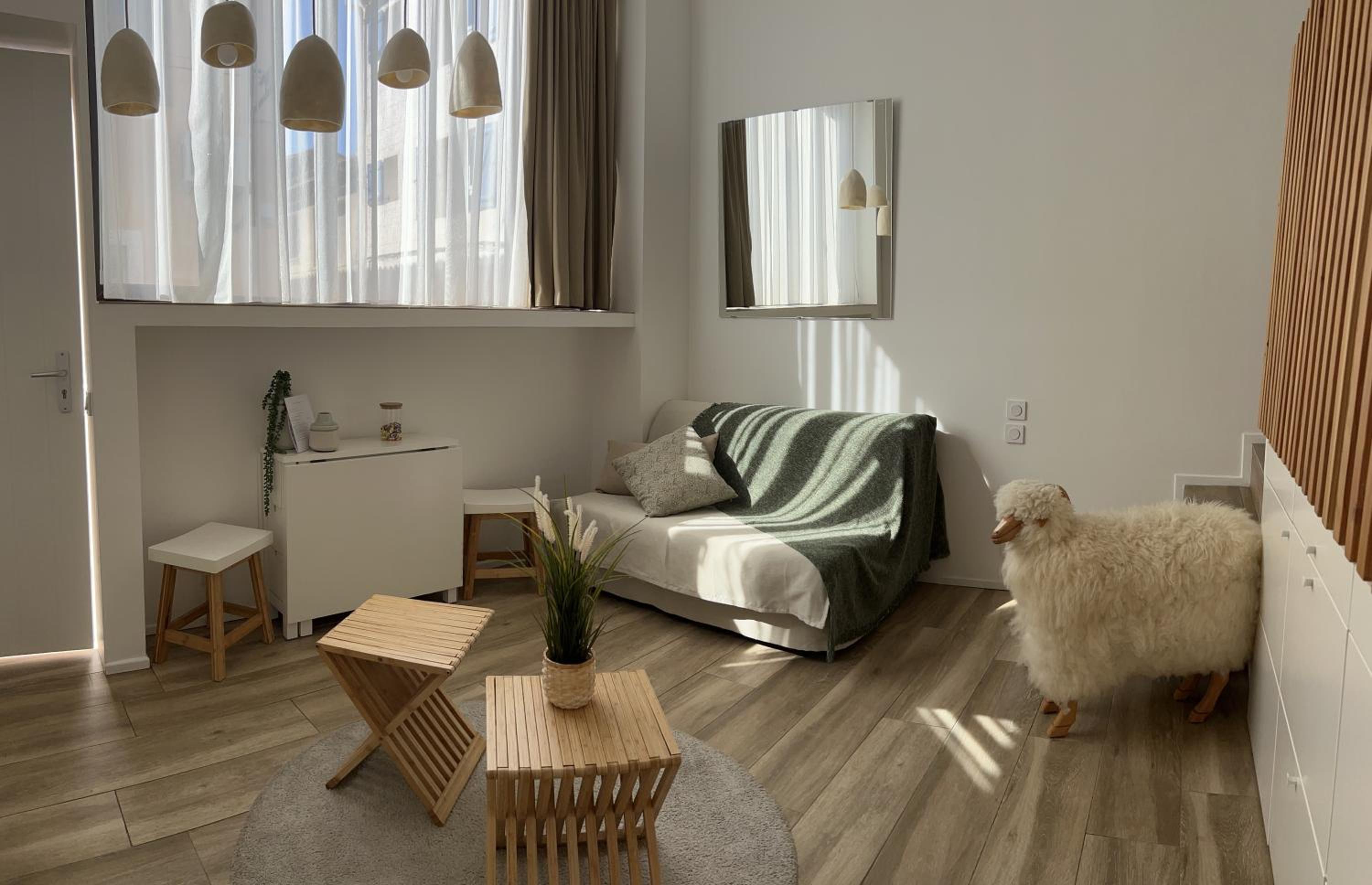 One-Bedroom Apartment - Photo 2