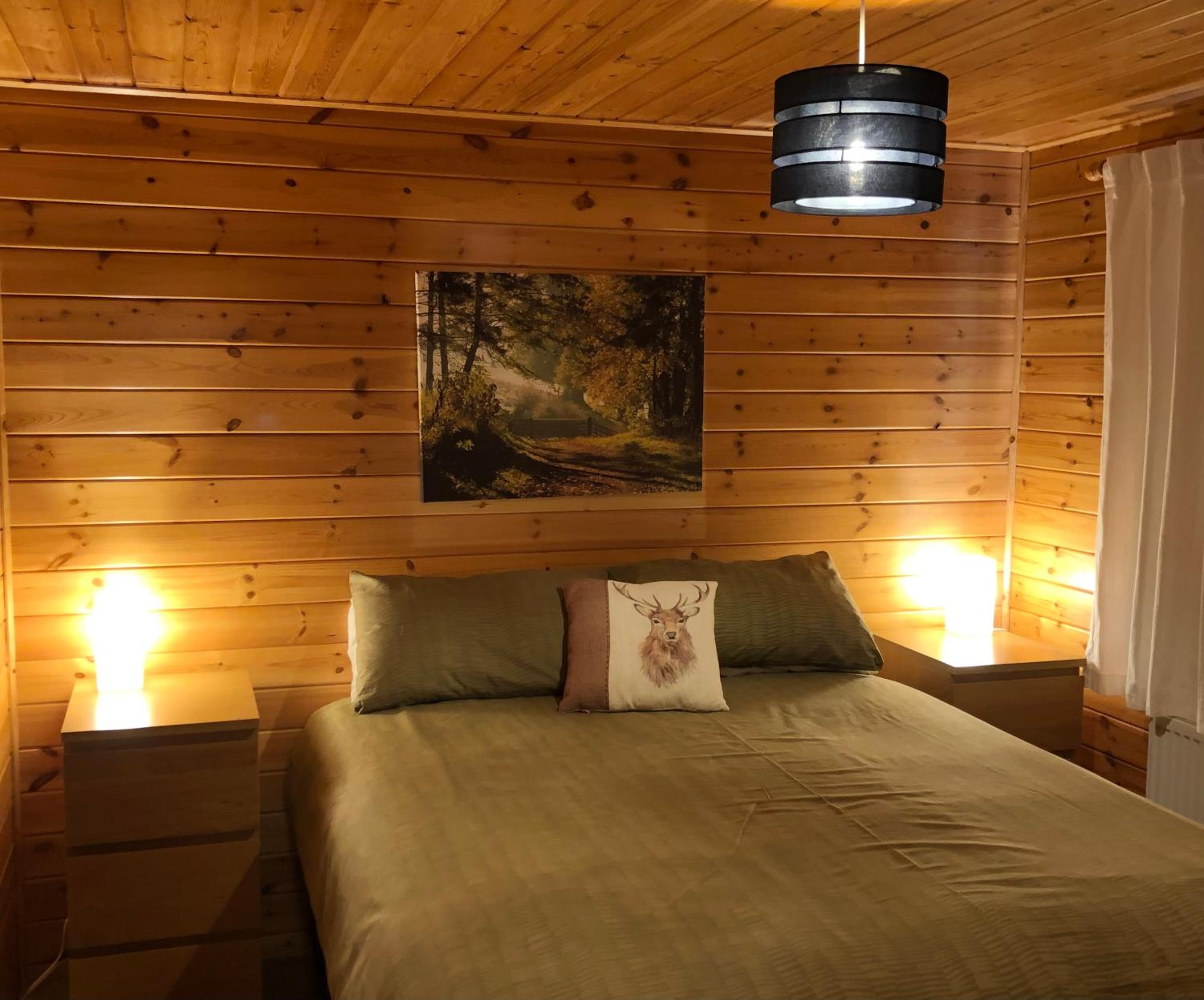 Lodge 5 (Superior) - Sleeps 6 (4+2), Hot Tub (No Pets)