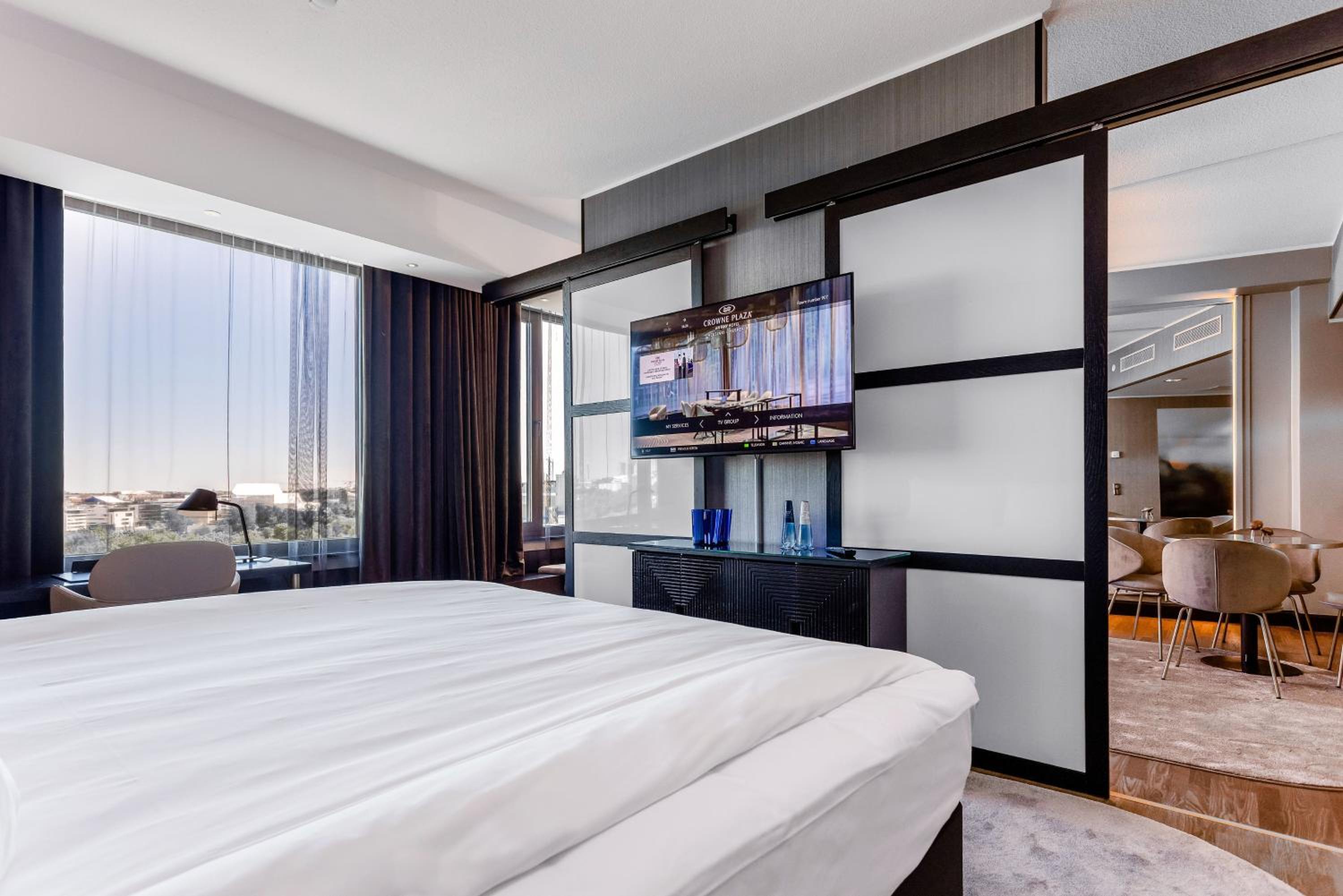 One-Bedroom Suite thumbnail 6