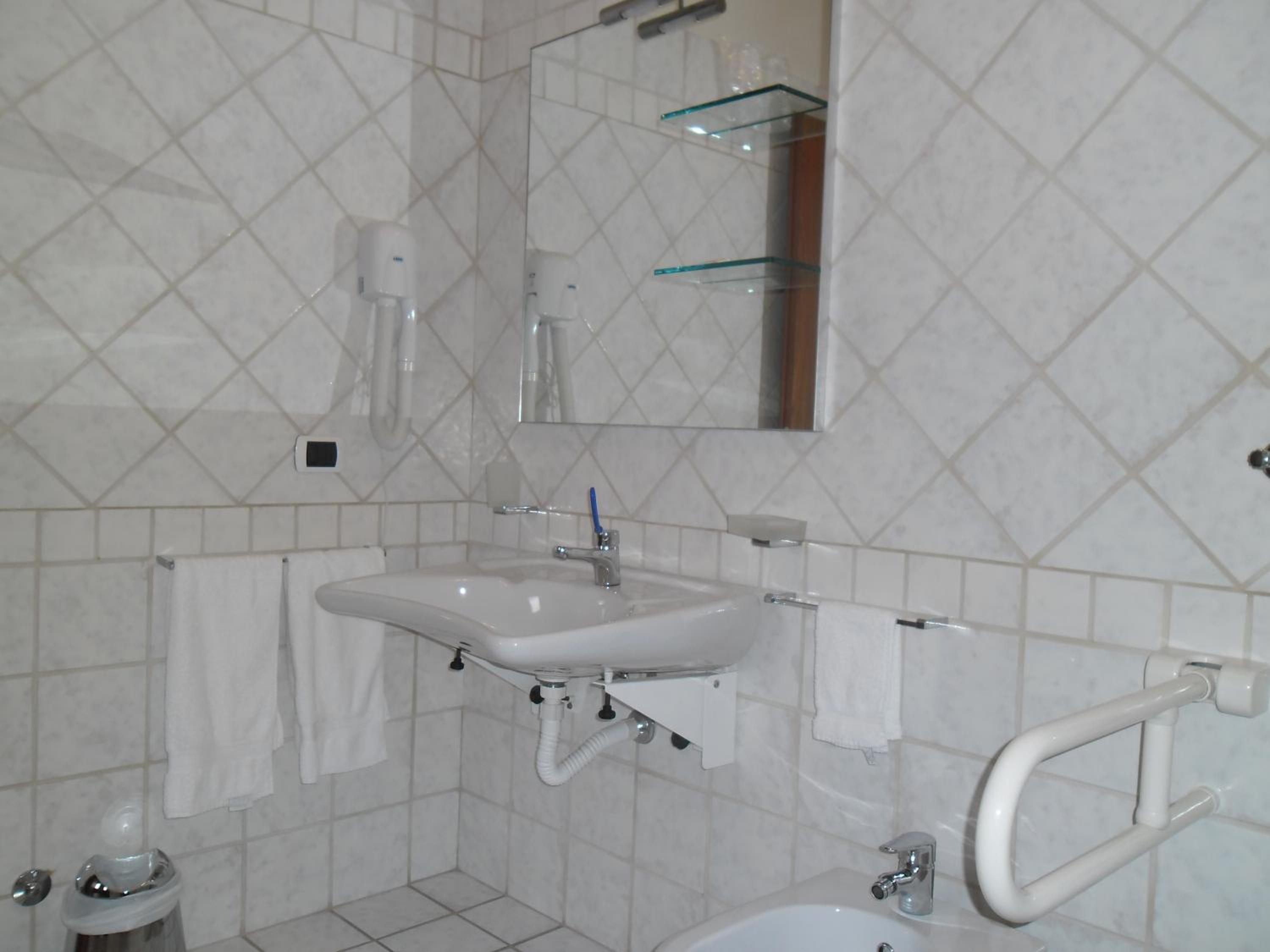 Queen Room - Disability Access photo 3