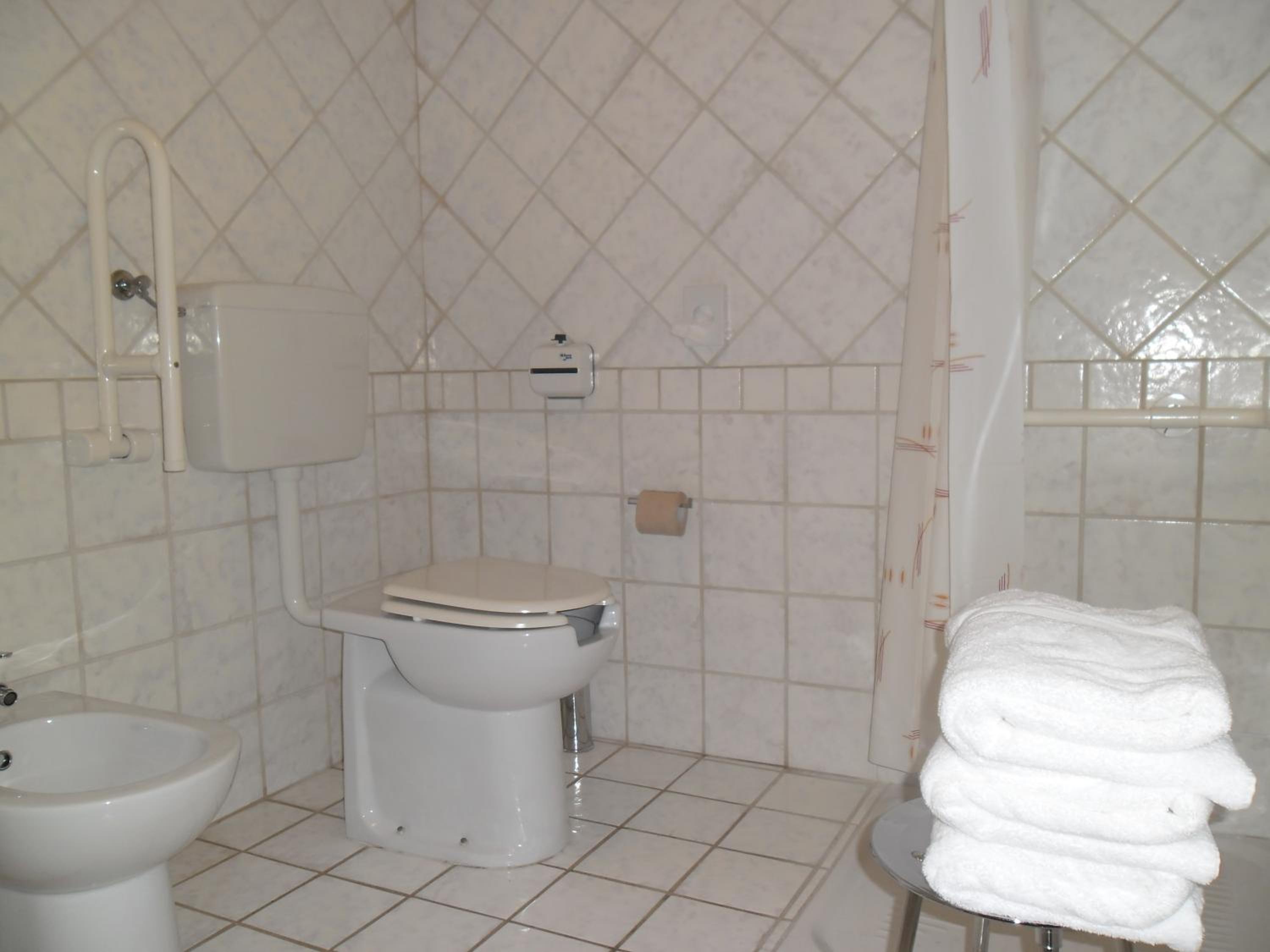 Queen Room - Disability Access photo 2