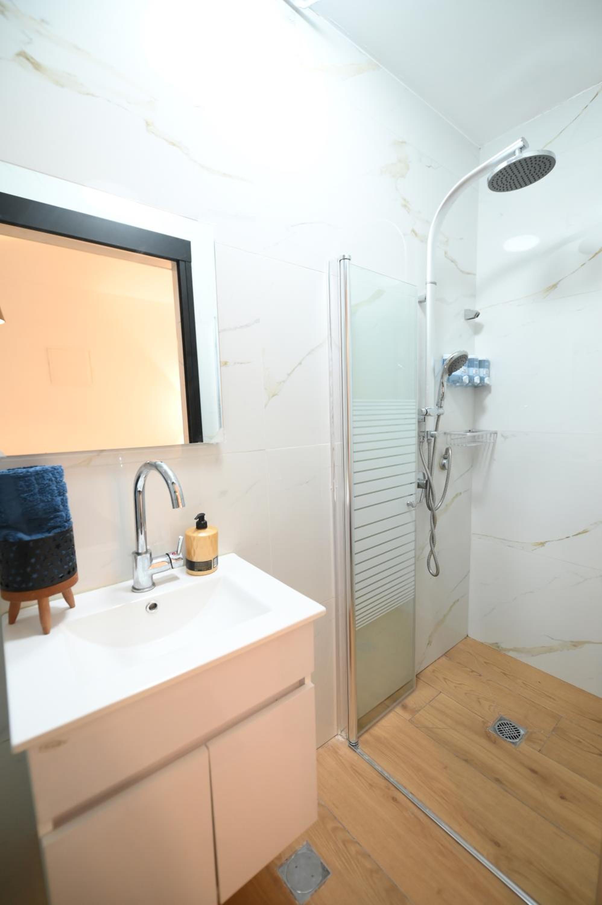 Deluxe Suite with Spa Bath - Photo 20