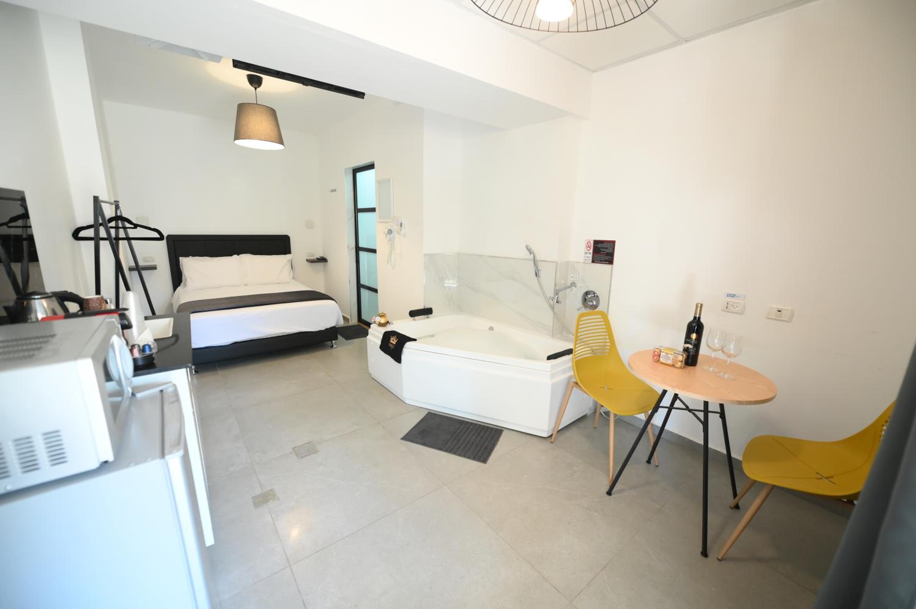 Deluxe Suite with Spa Bath - Photo 1