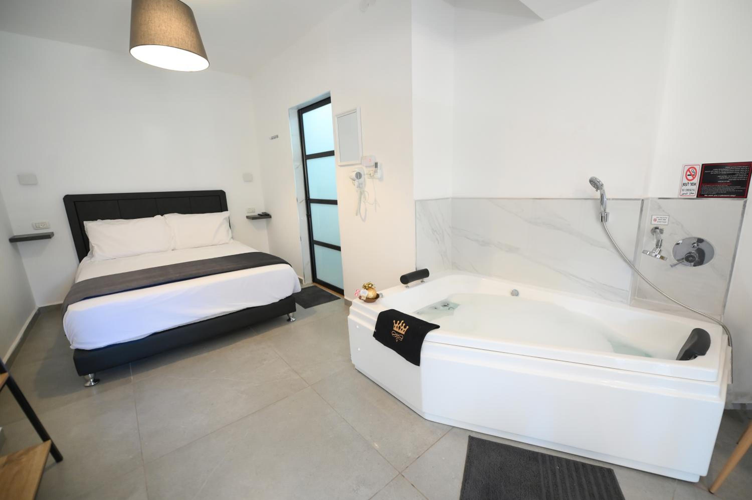Deluxe Suite with Spa Bath - Photo 3