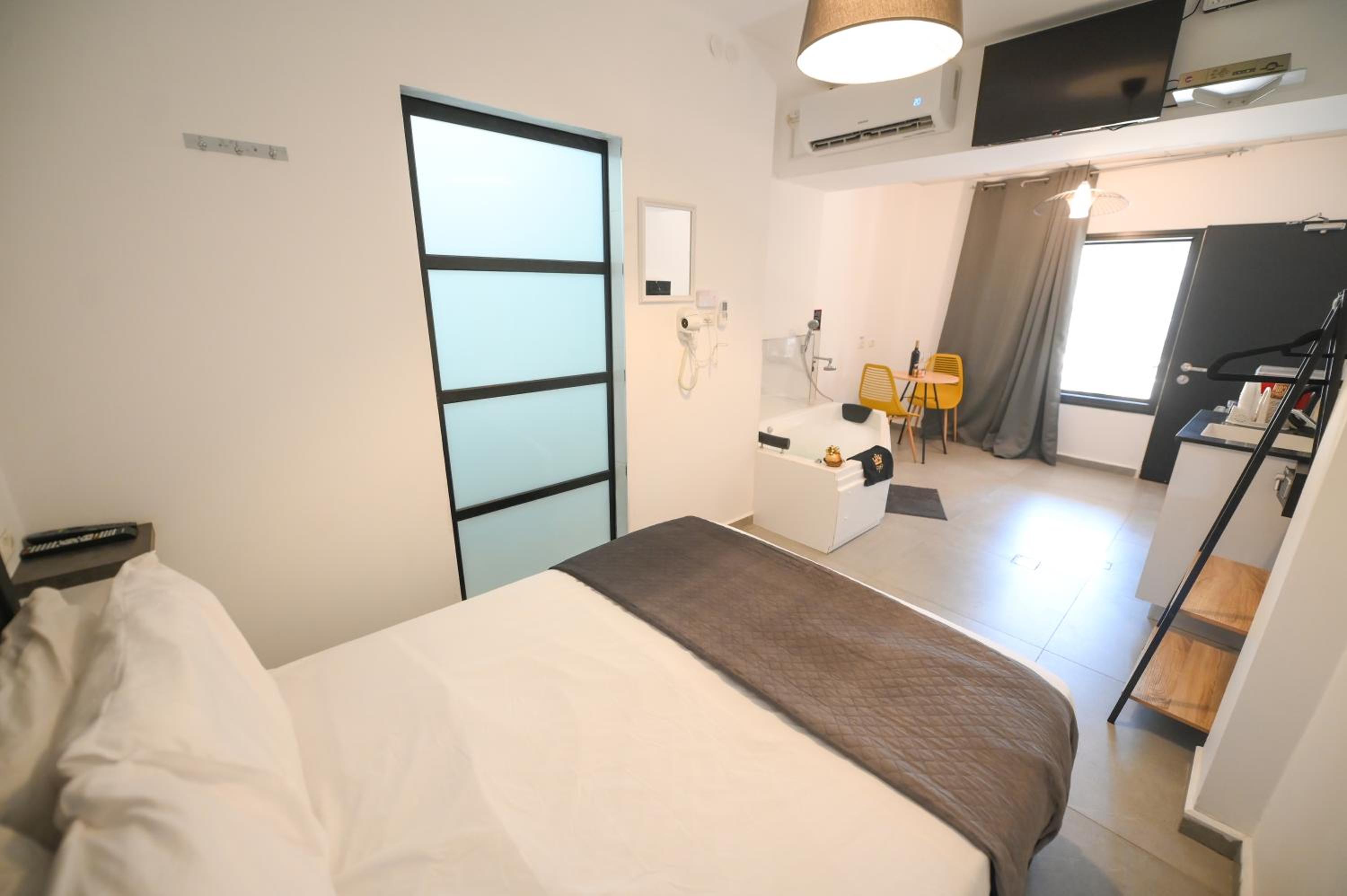 Deluxe Suite with Spa Bath - Photo 8
