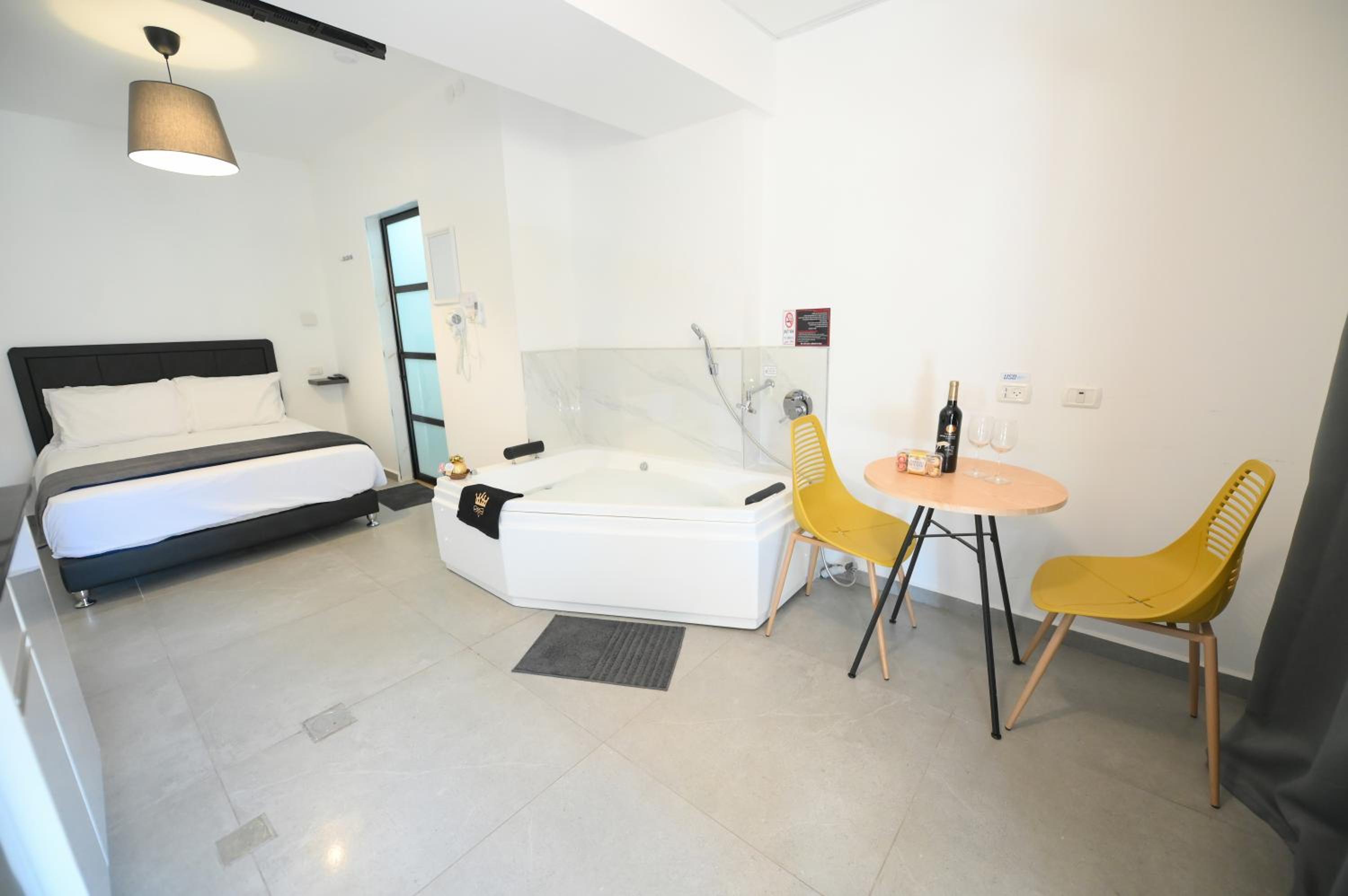 Deluxe Suite with Spa Bath - Photo 4