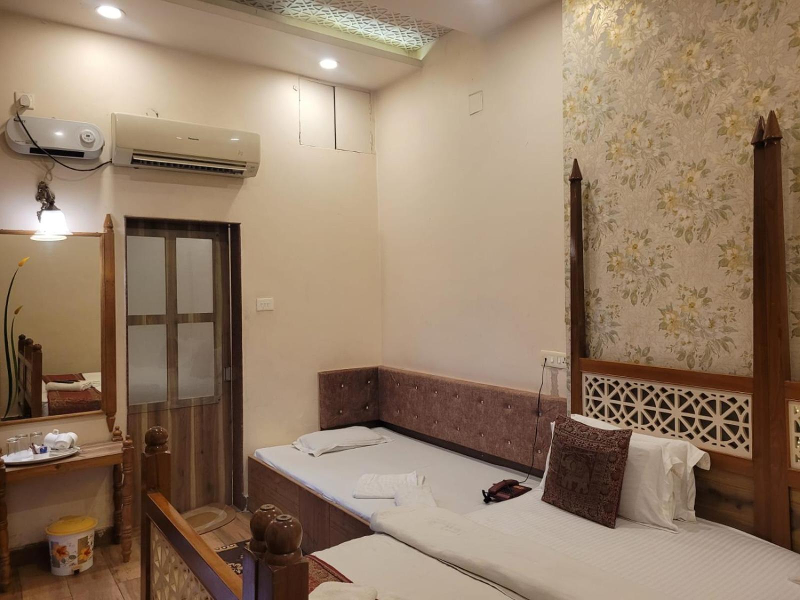 Deluxe Triple Bed Room City View - Photo 19