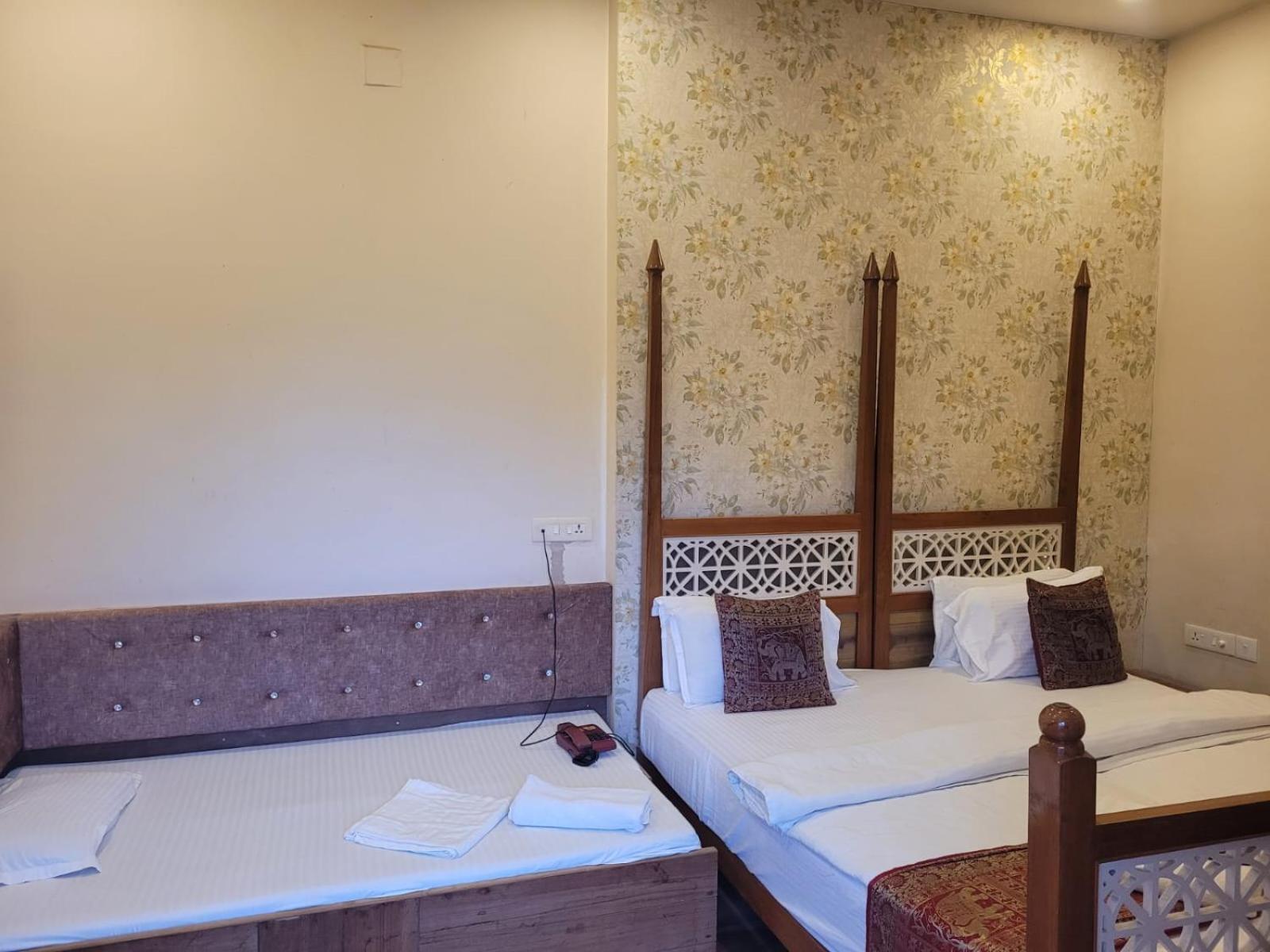 Deluxe Triple Bed Room City View - Photo 15