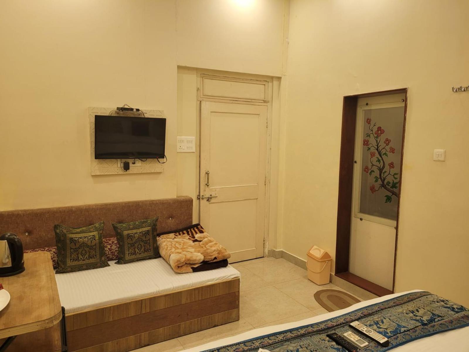 Deluxe Triple Bed Room City View - Photo 13
