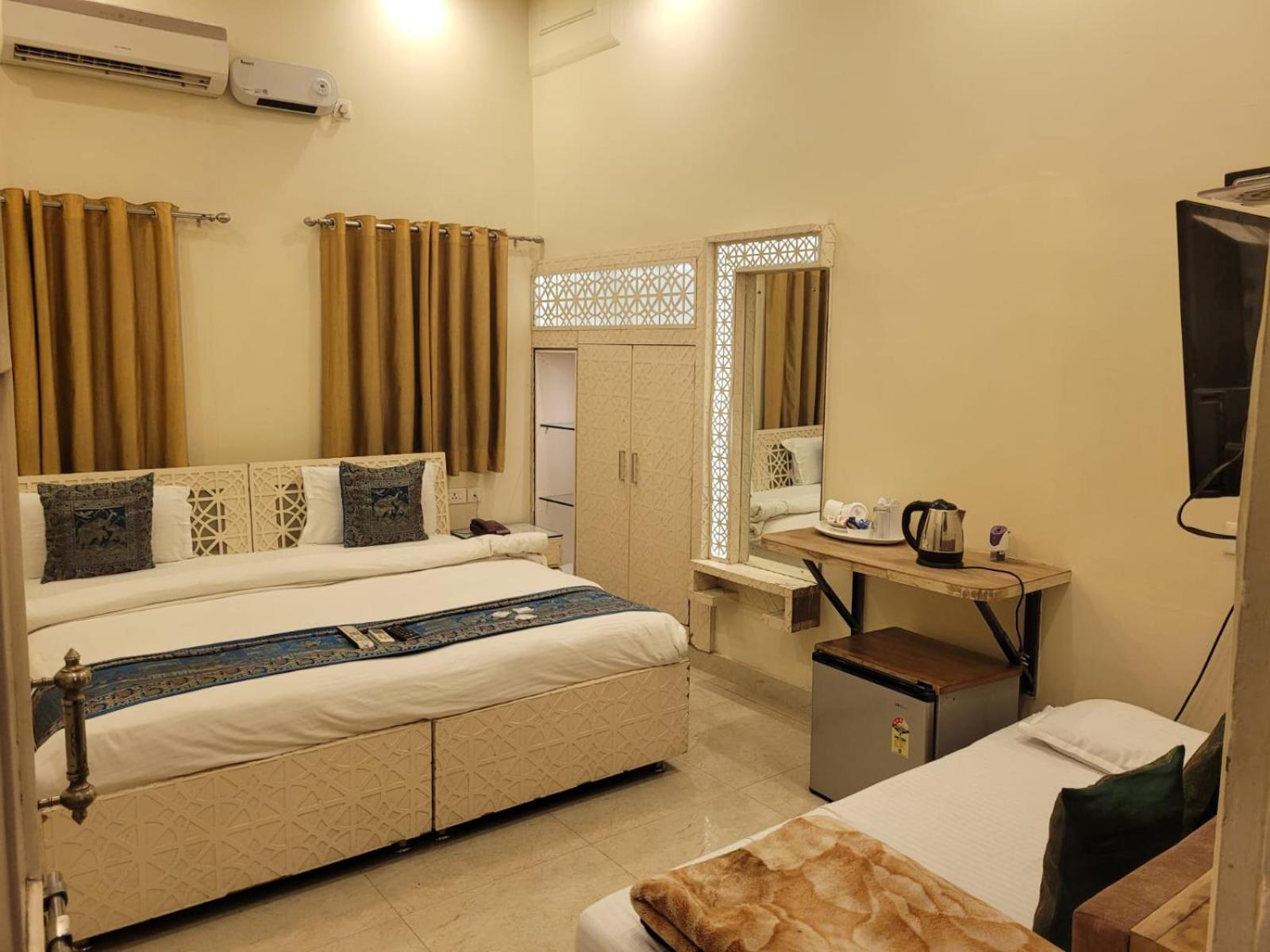 Deluxe Triple Bed Room City View - Photo 11