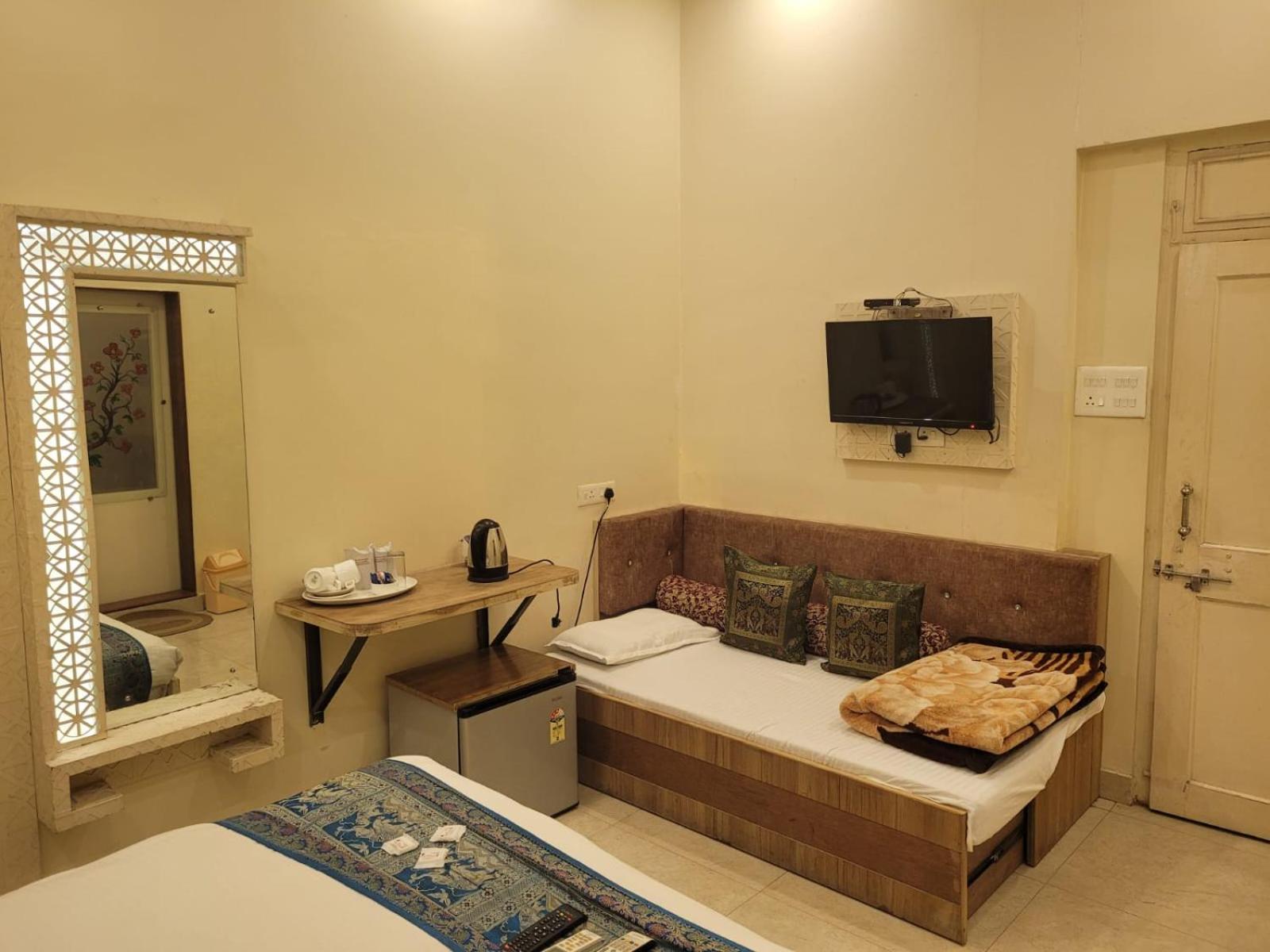 Deluxe Triple Bed Room City View - Photo 10