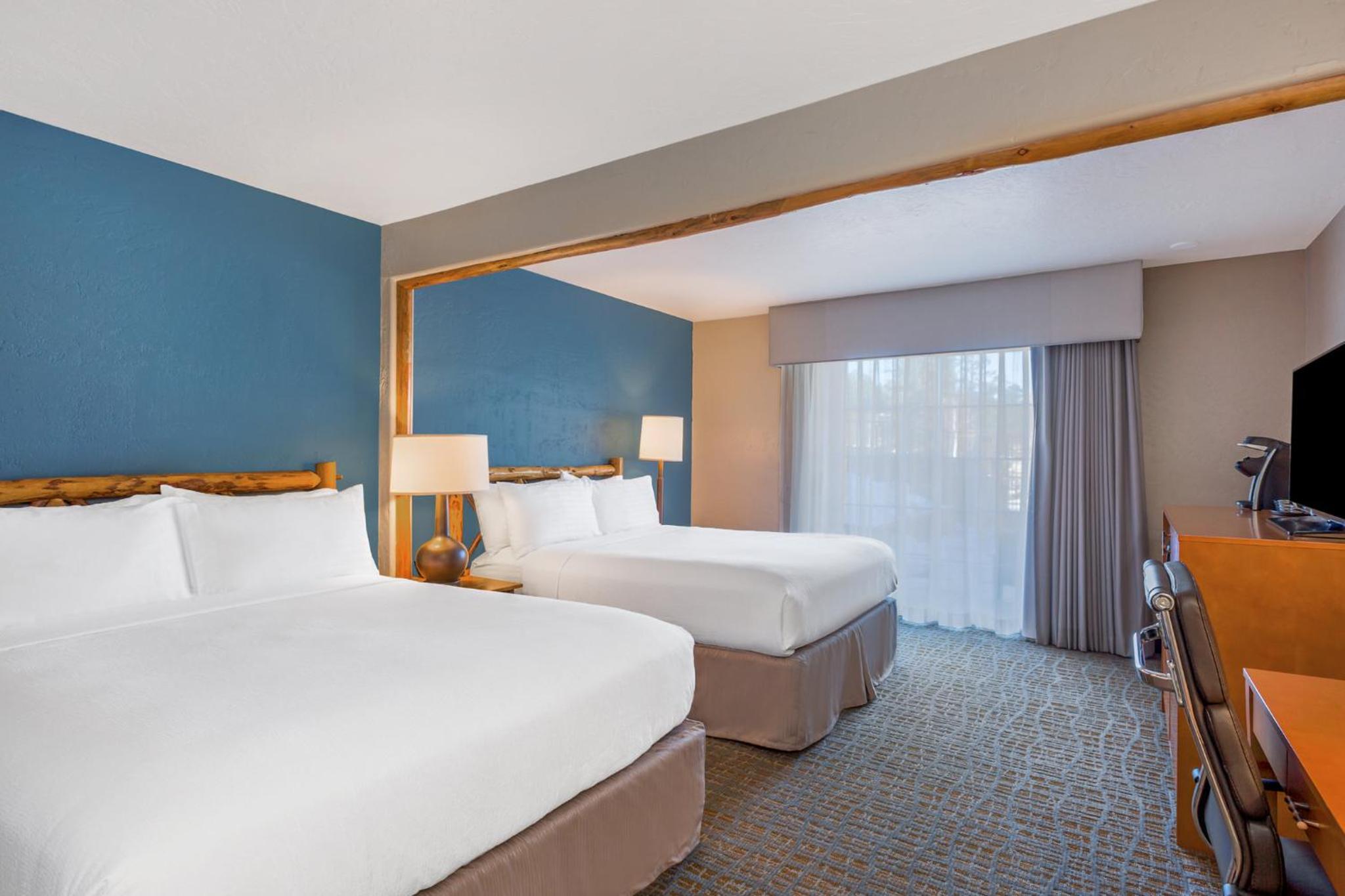 Standard Queen Room with Two Queen Beds - Photo 4