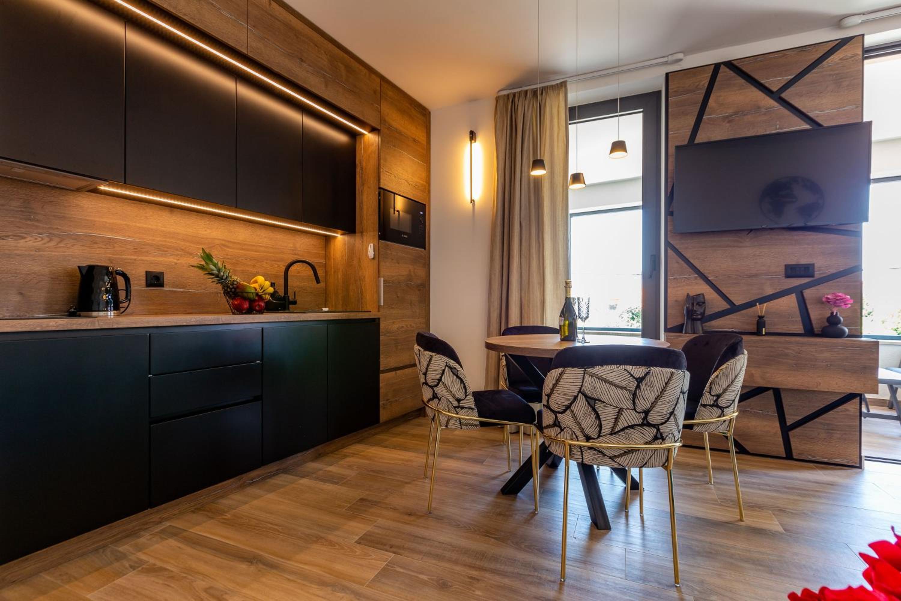 Apartment with Balcony and Private Hot Tub - Photo 21