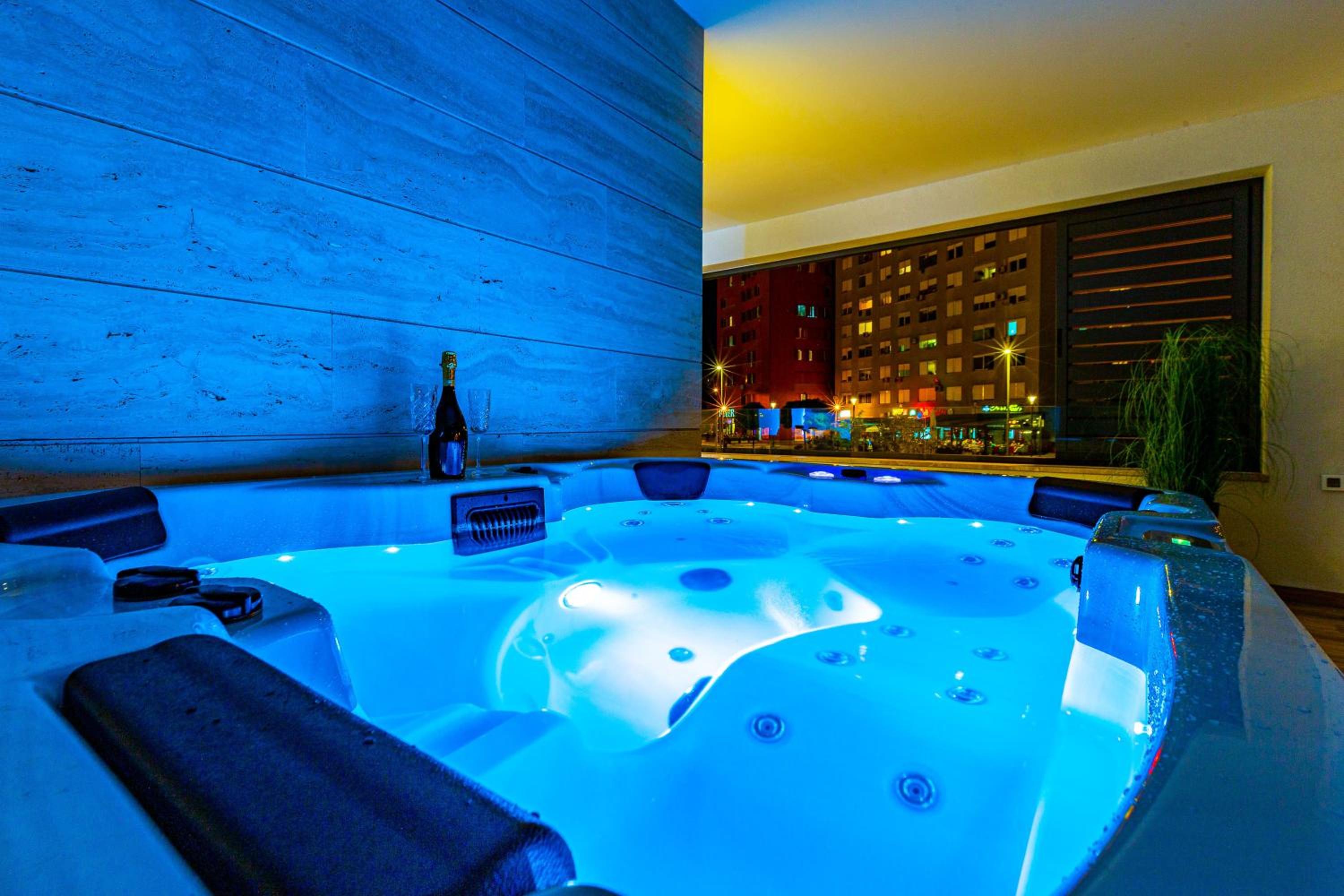 Apartment with Balcony and Private Hot Tub - Photo 30