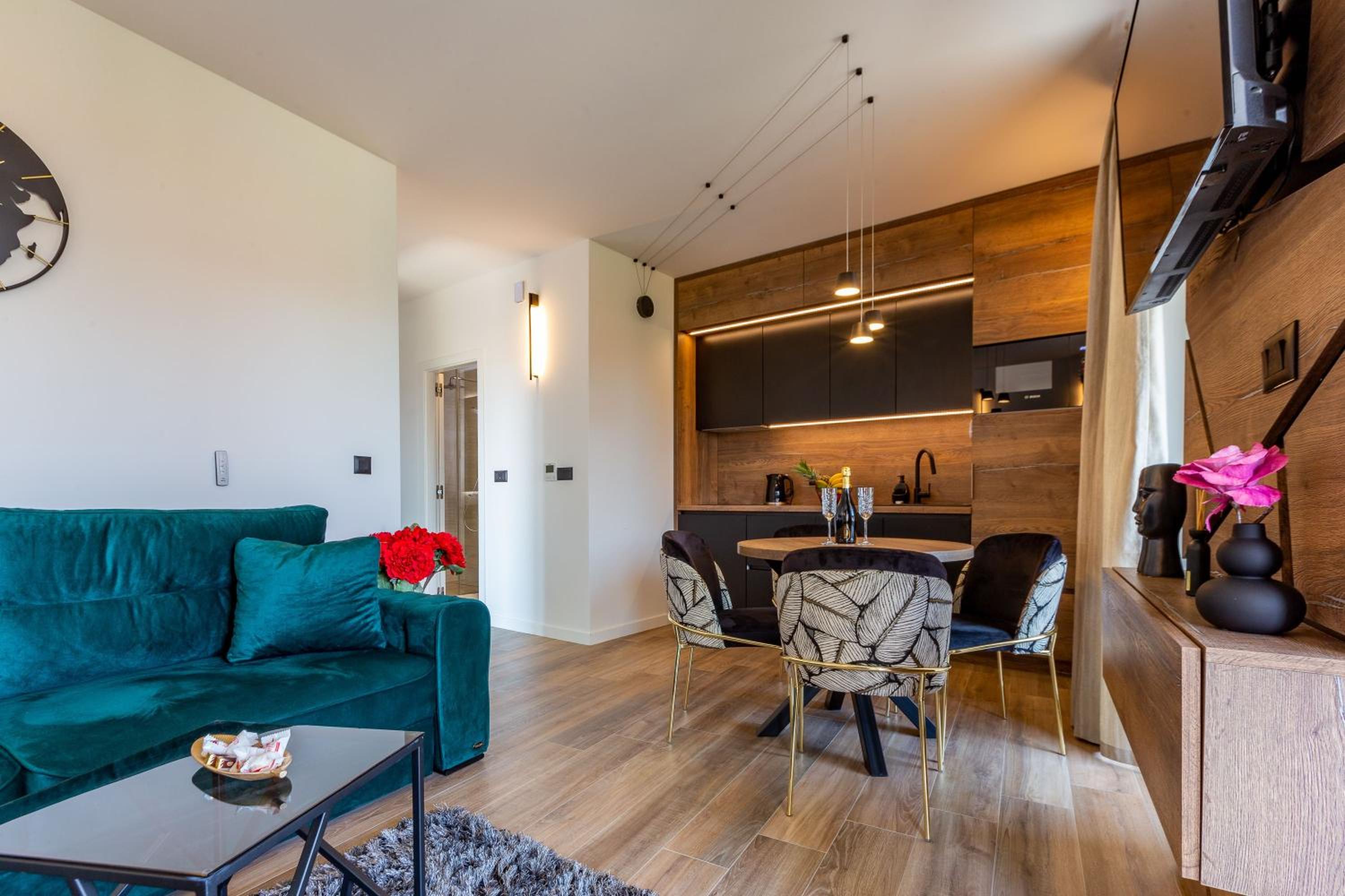 Apartment with Balcony and Private Hot Tub - Photo 31