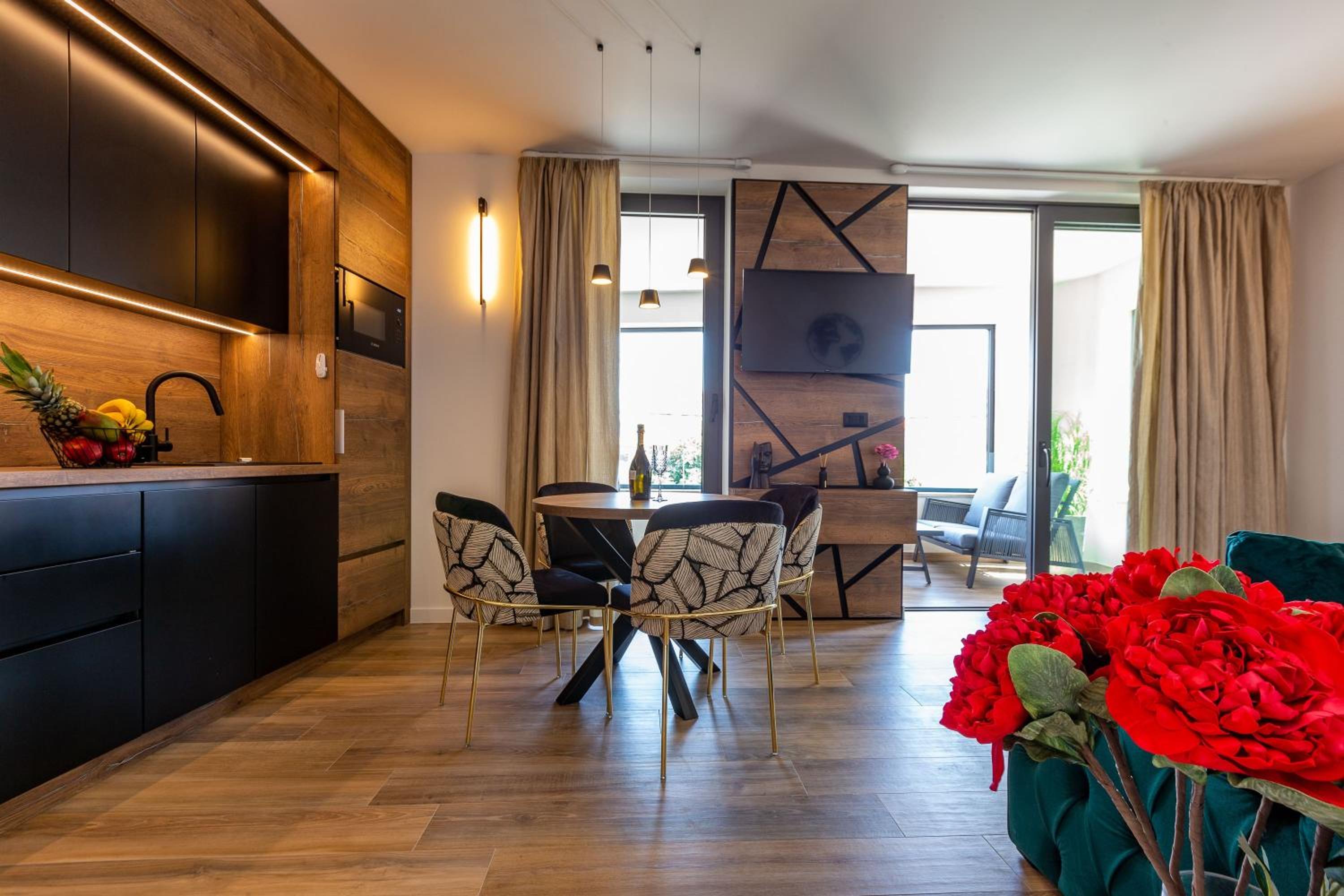 Apartment with Balcony and Private Hot Tub - Photo 33