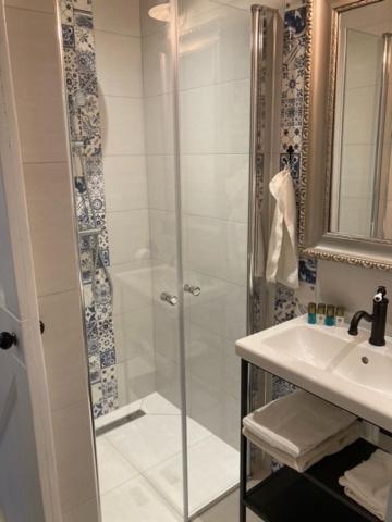 Deluxe Double Room with Shower - Photo 2