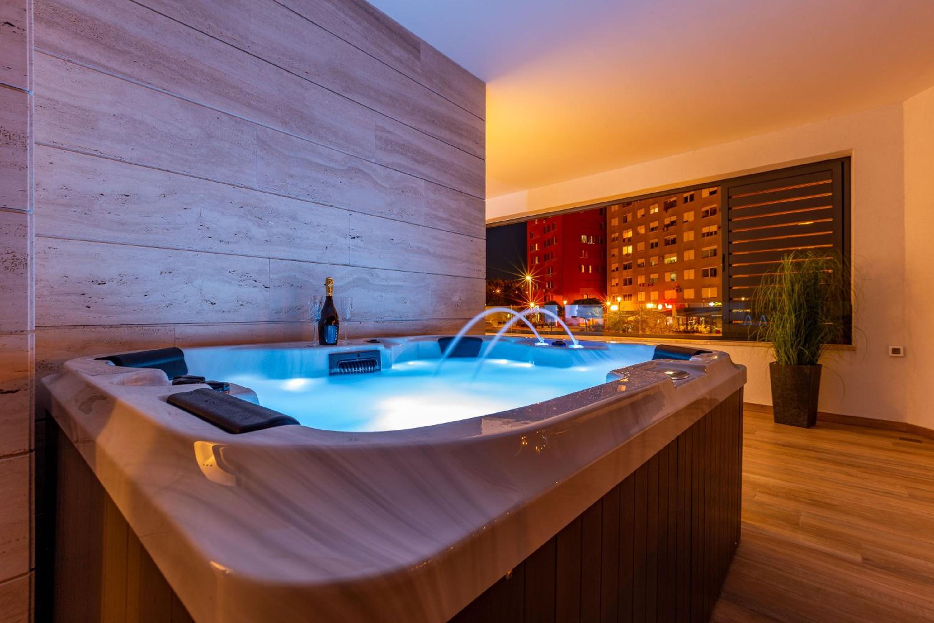 Apartment with Balcony and Private Hot Tub - Photo 8