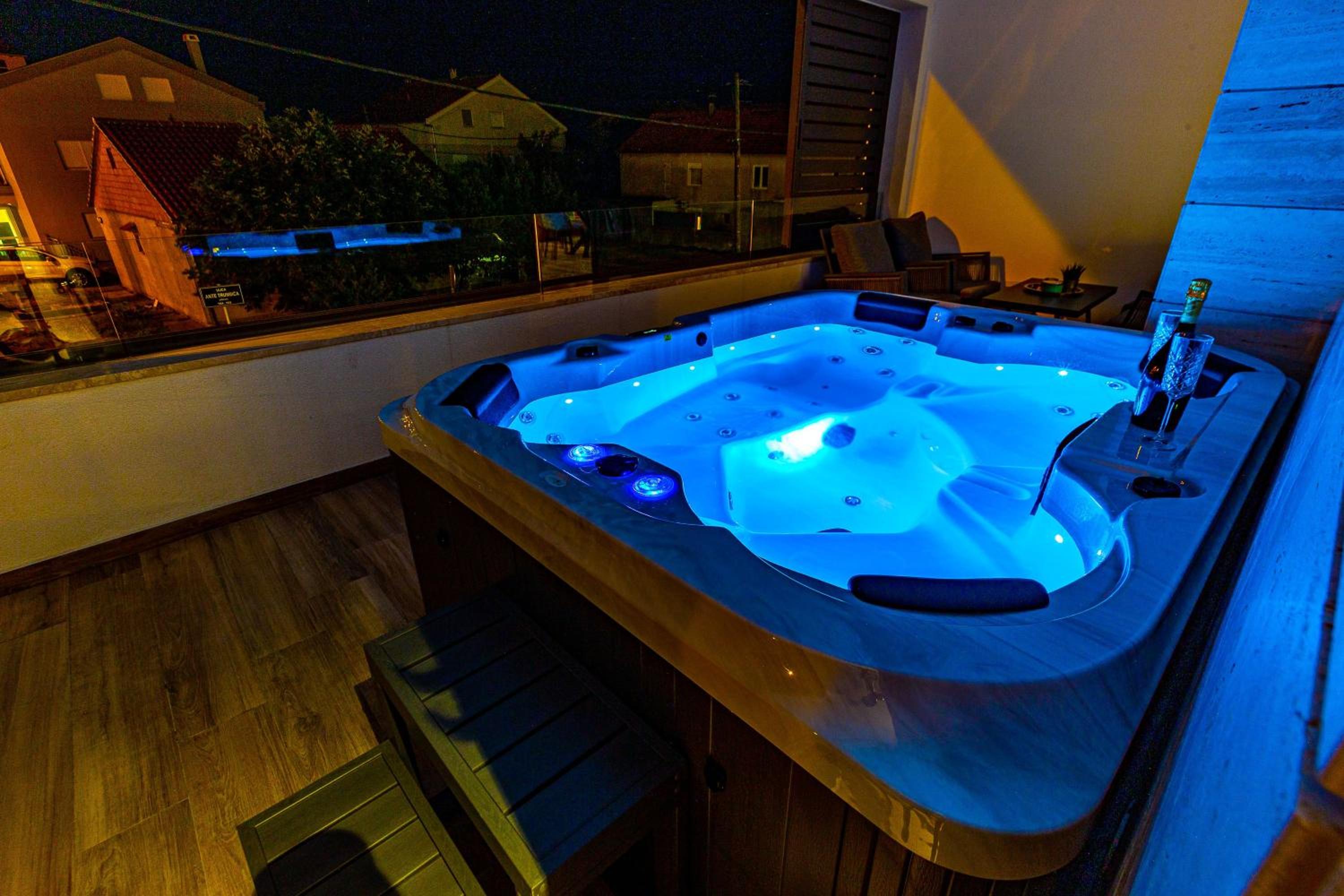 Apartment with Balcony and Private Hot Tub - Photo 17