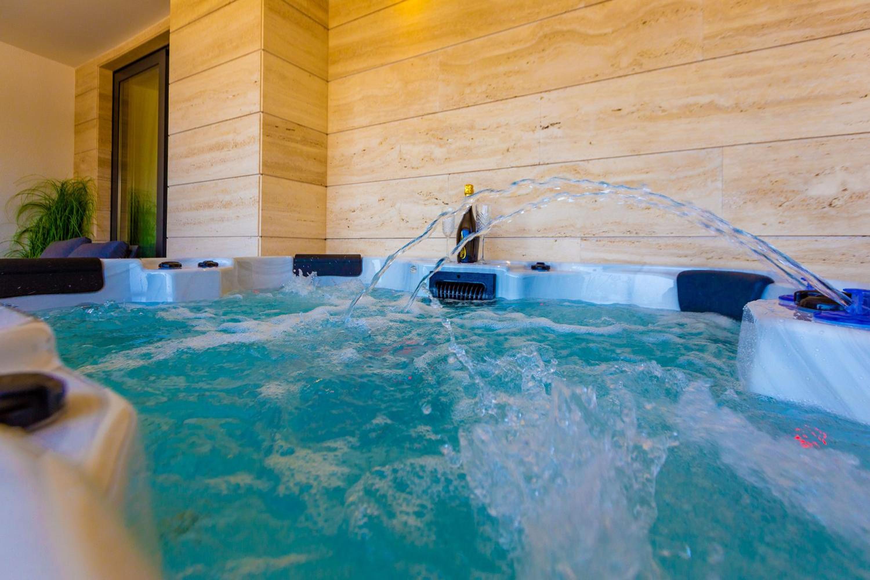 Apartment with Balcony and Private Hot Tub - Photo 18