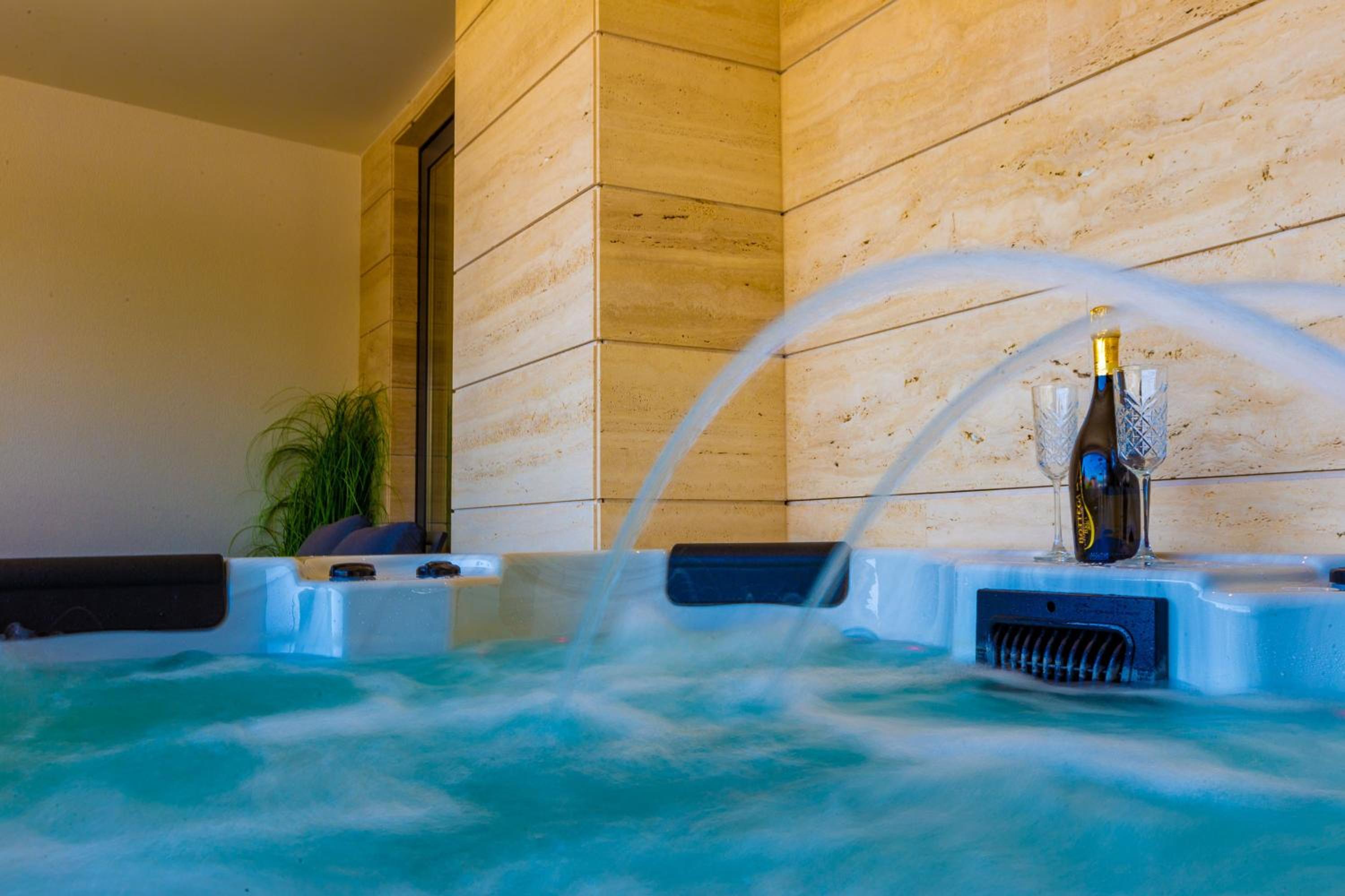 Apartment with Balcony and Private Hot Tub - Photo 20