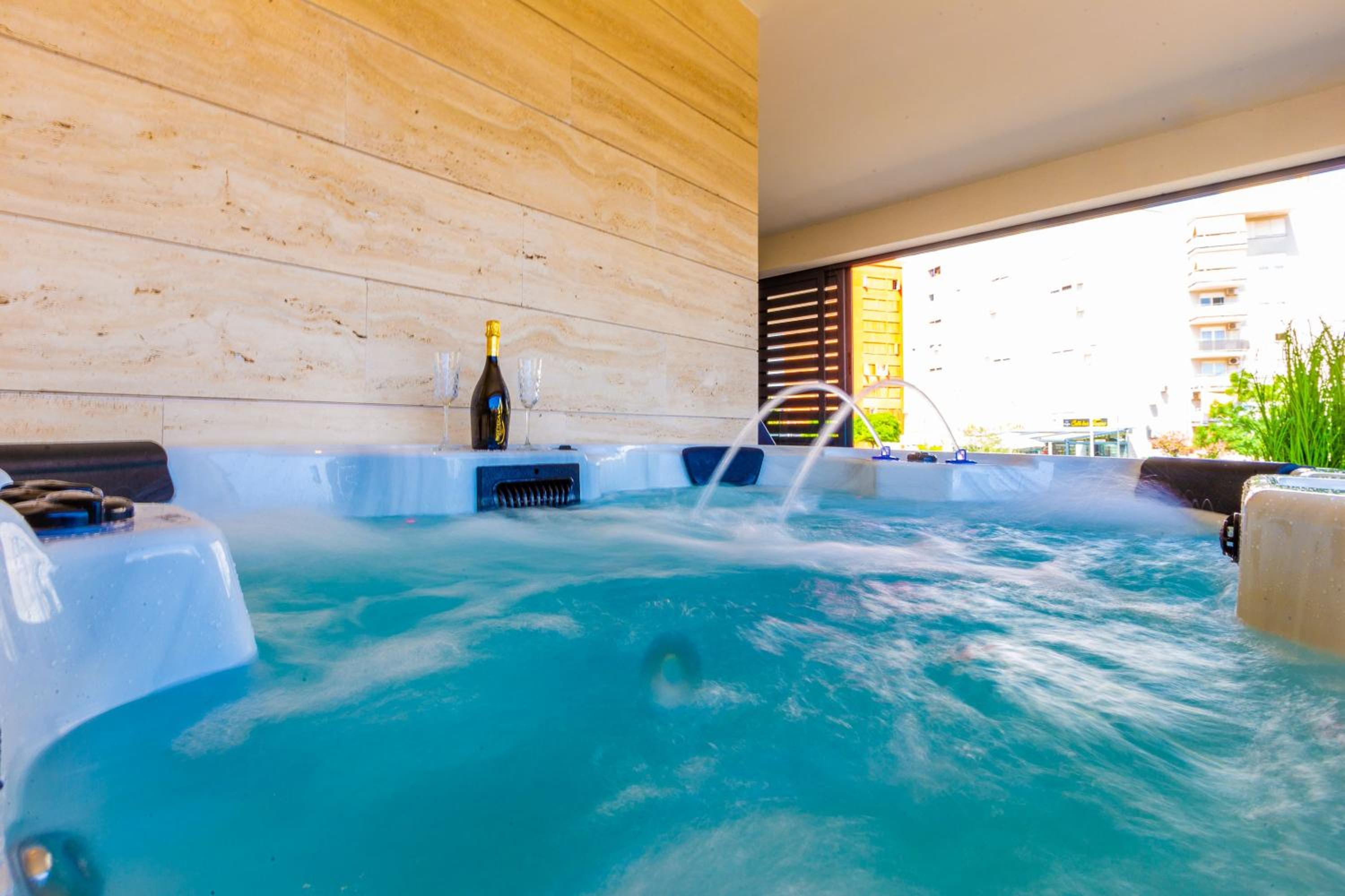 Apartment with Balcony and Private Hot Tub - Photo 19