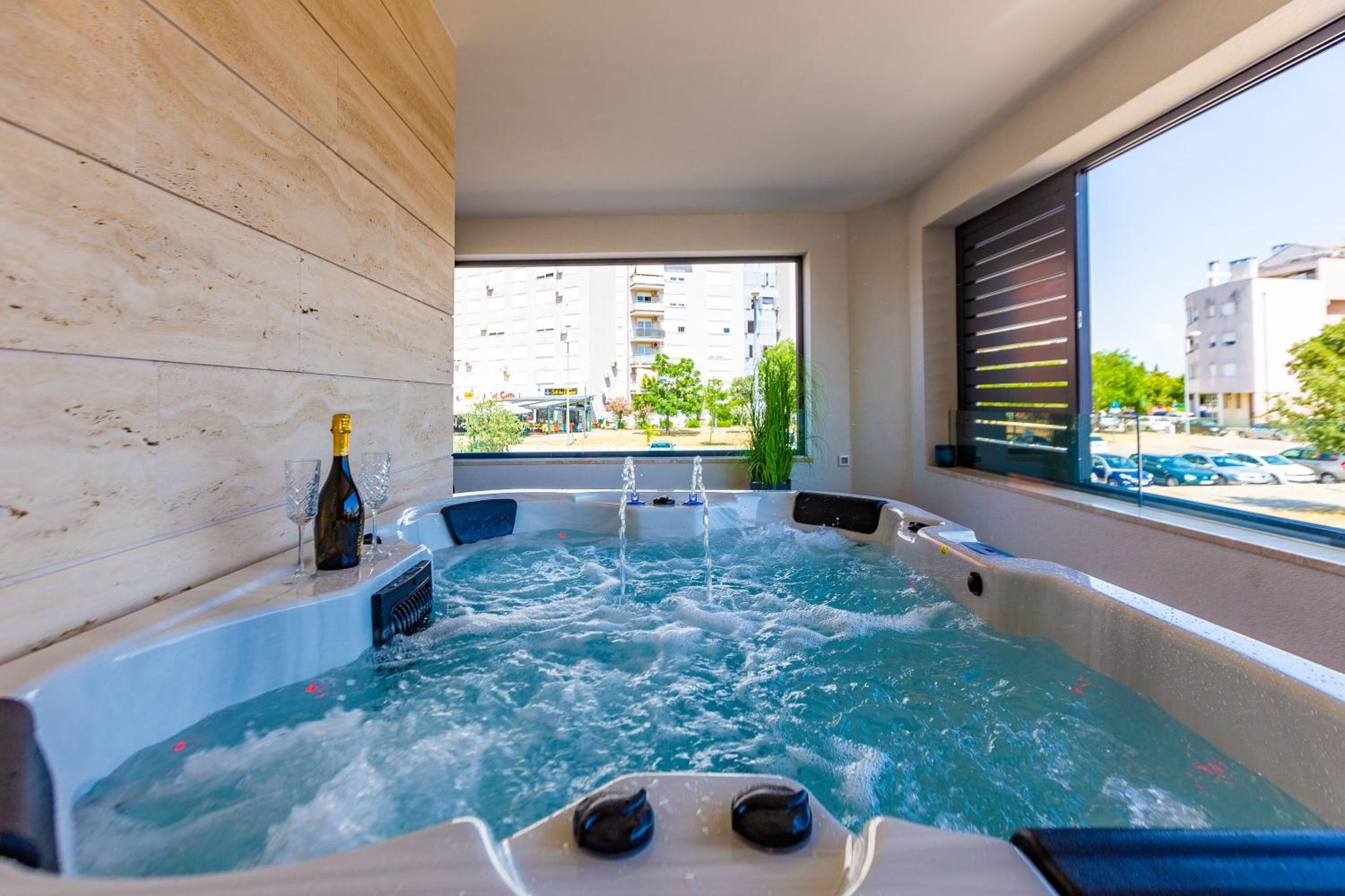 Apartment with Balcony and Private Hot Tub - Photo 29