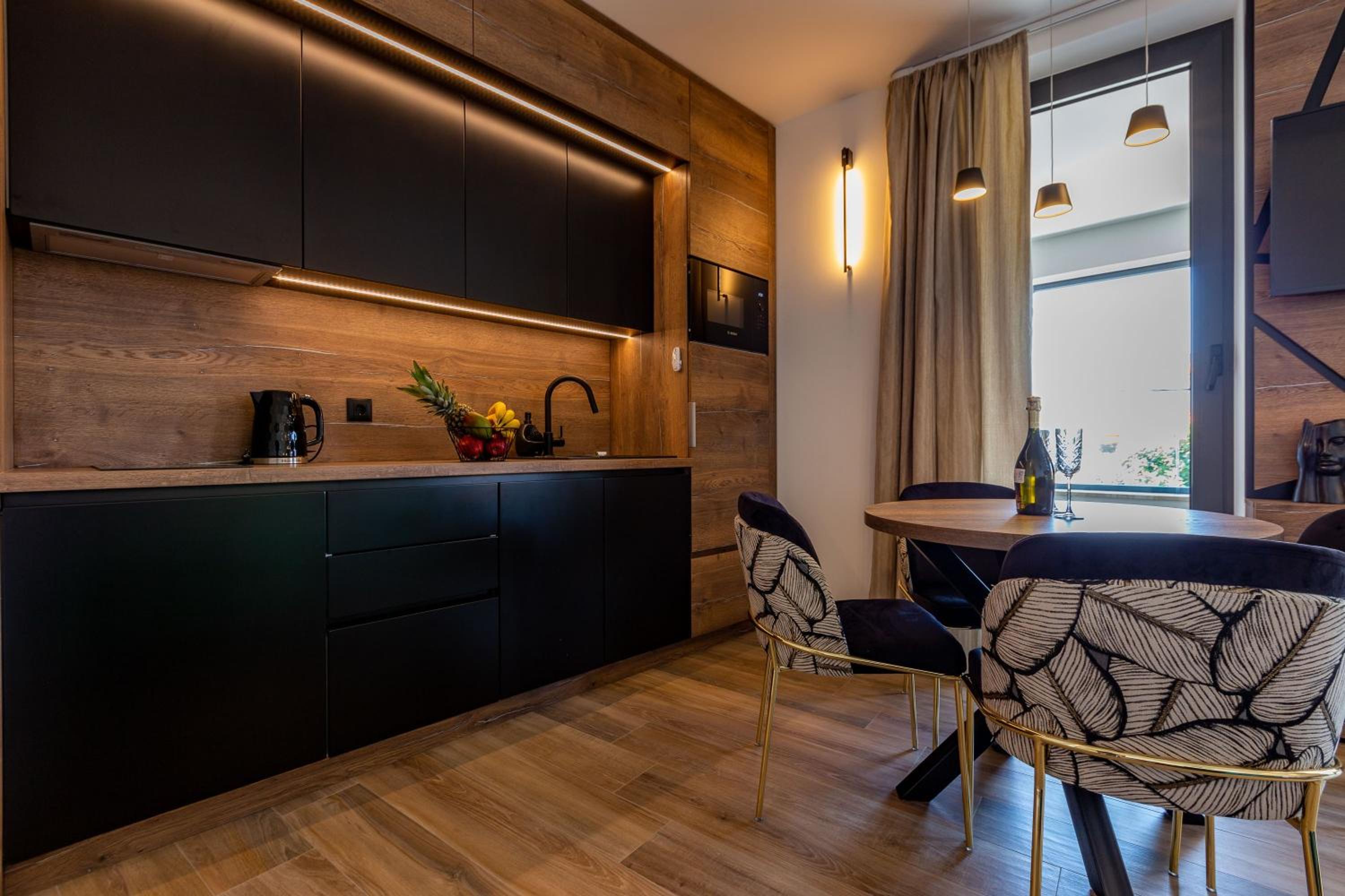 Apartment with Balcony and Private Hot Tub - Photo 34