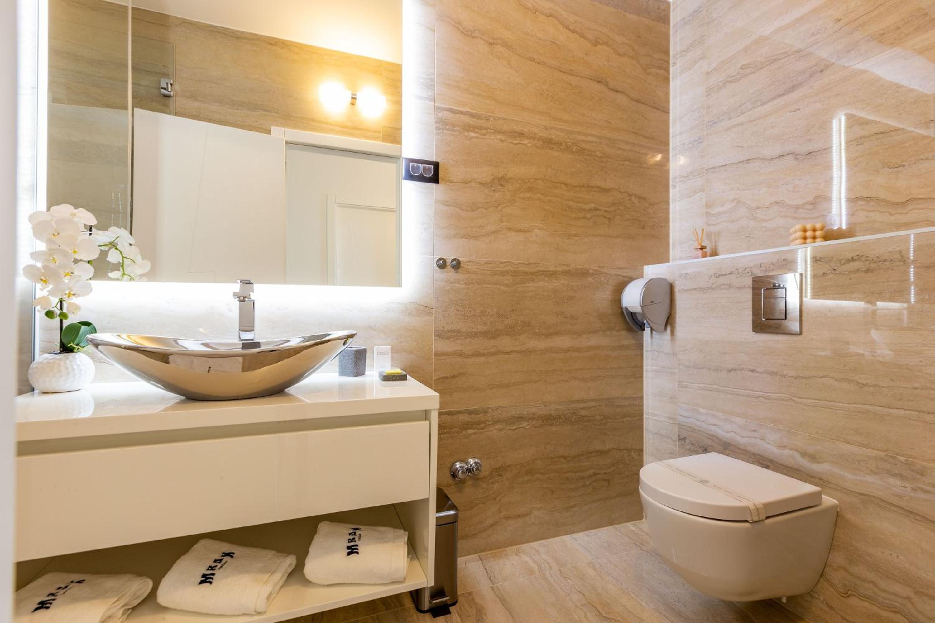 Apartment with Balcony and Private Hot Tub - Photo 4