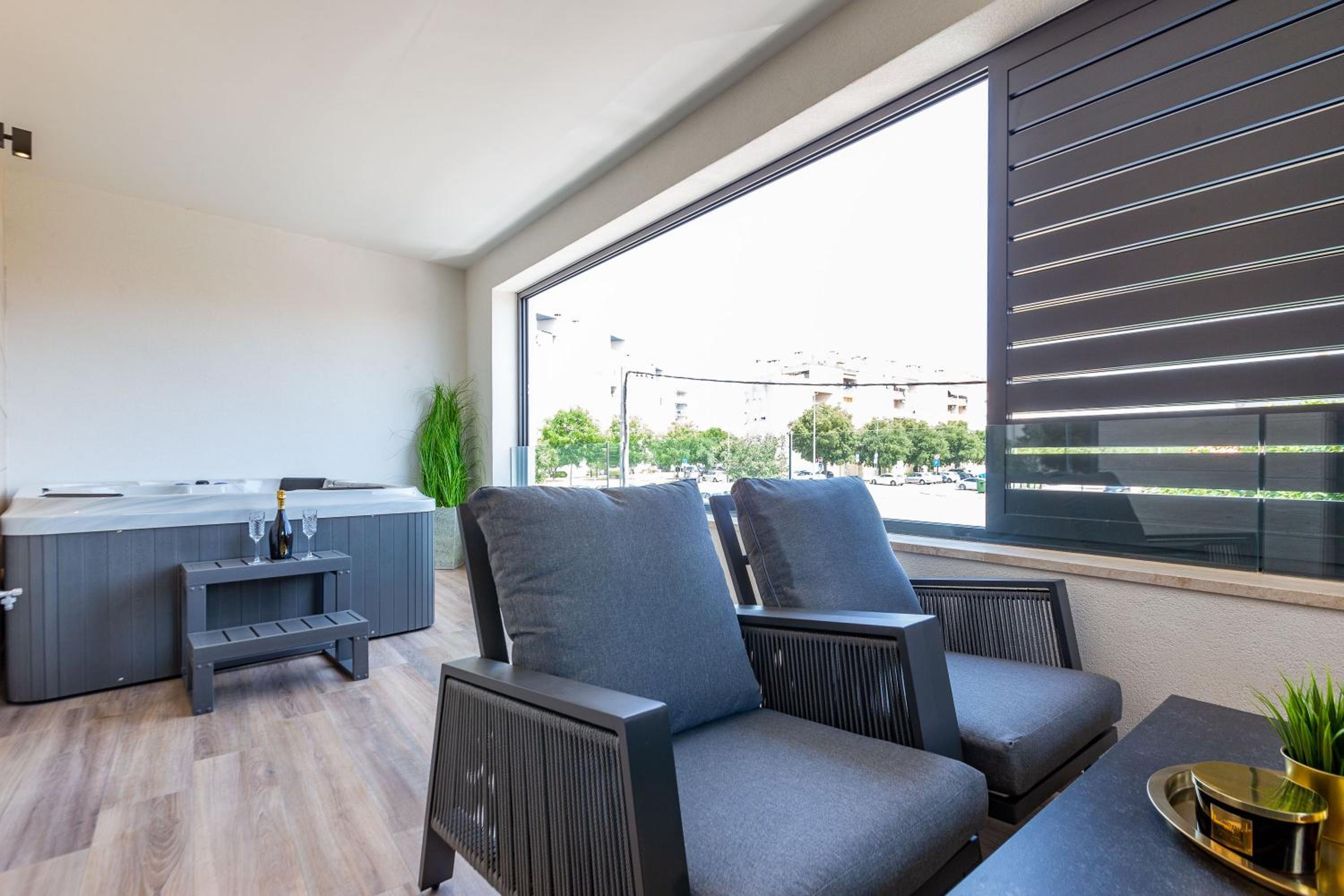 Apartment with Balcony and Private Hot Tub - Photo 11