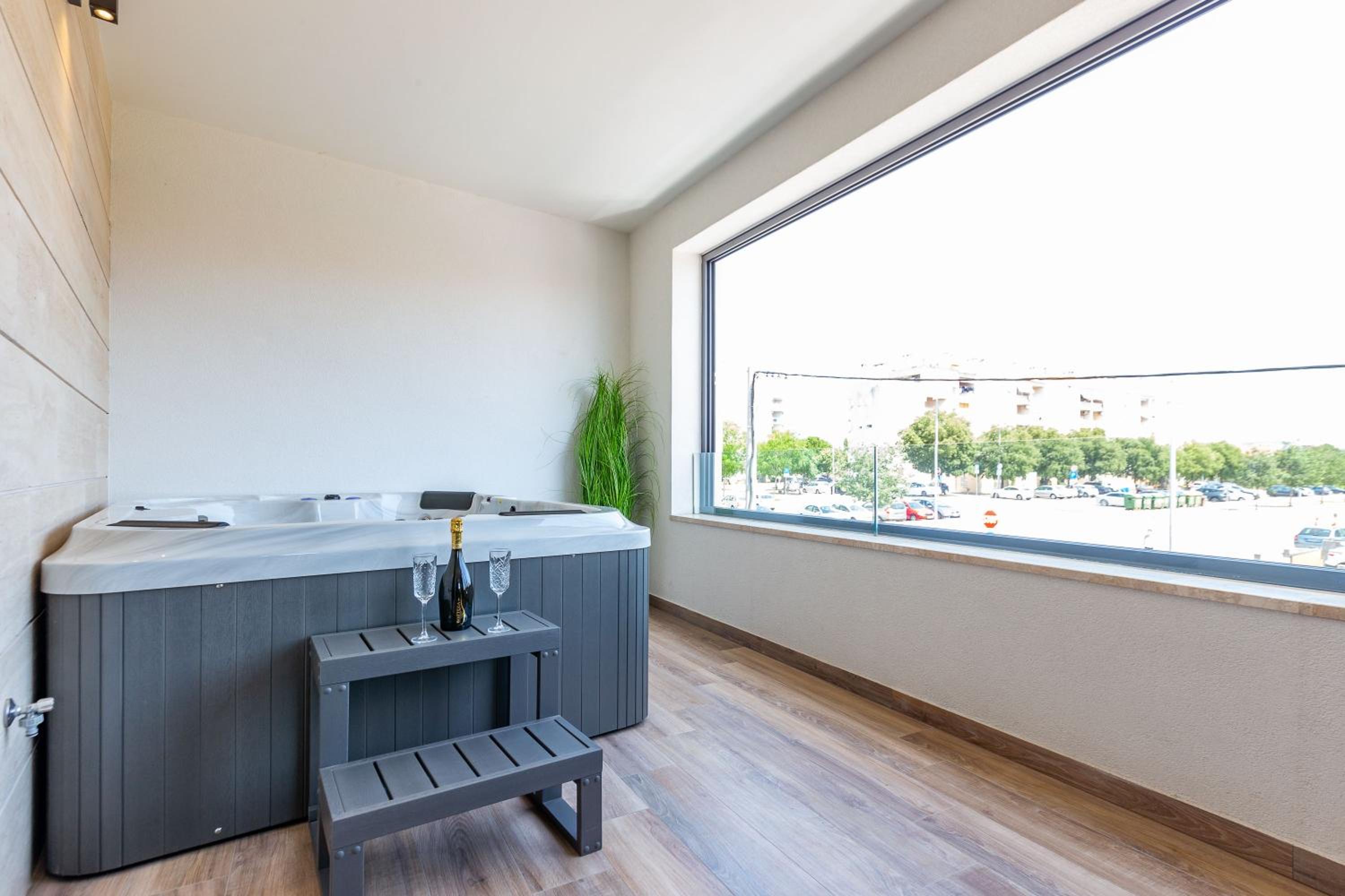 Apartment with Balcony and Private Hot Tub - Photo 12