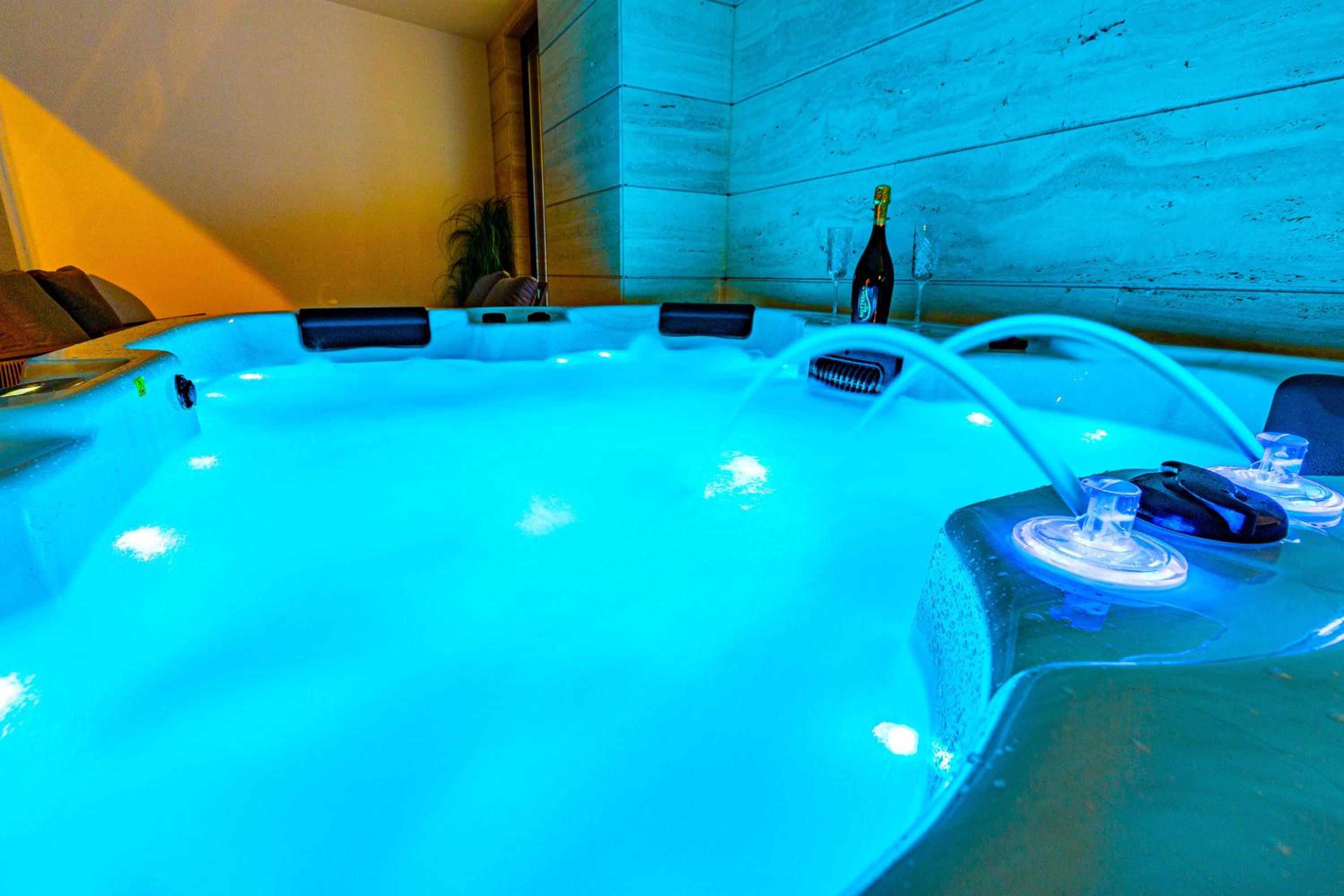 Apartment with Balcony and Private Hot Tub - Photo 15
