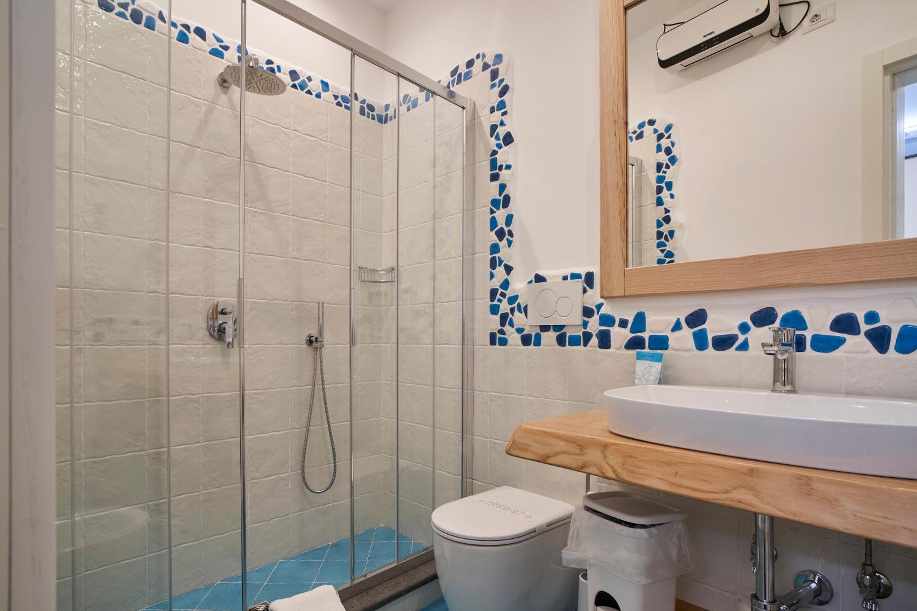 Double or Twin Room with Private Bathroom photo 3