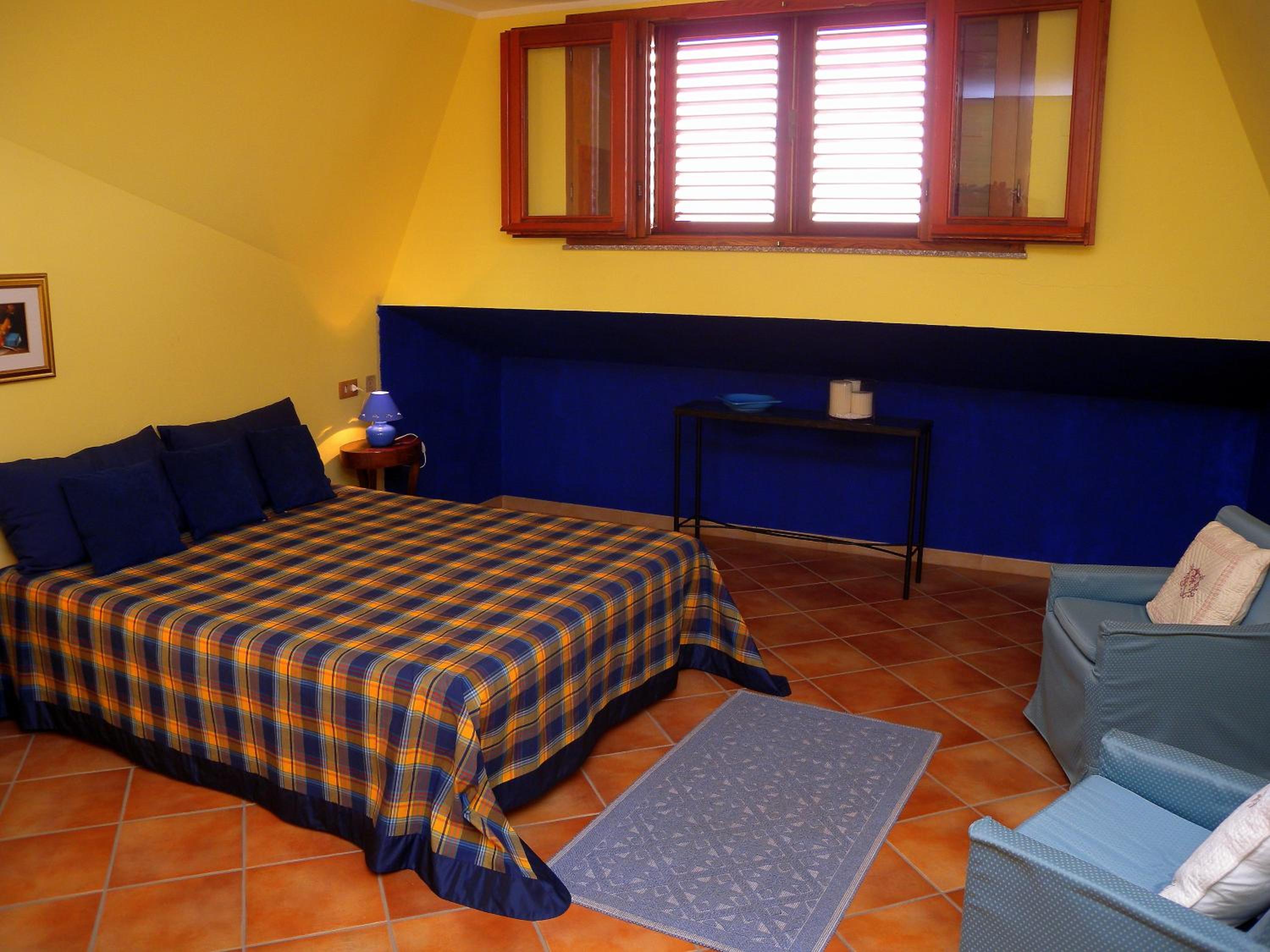 Deluxe Double Room (2 Adults + 1 Child) - Photo 1