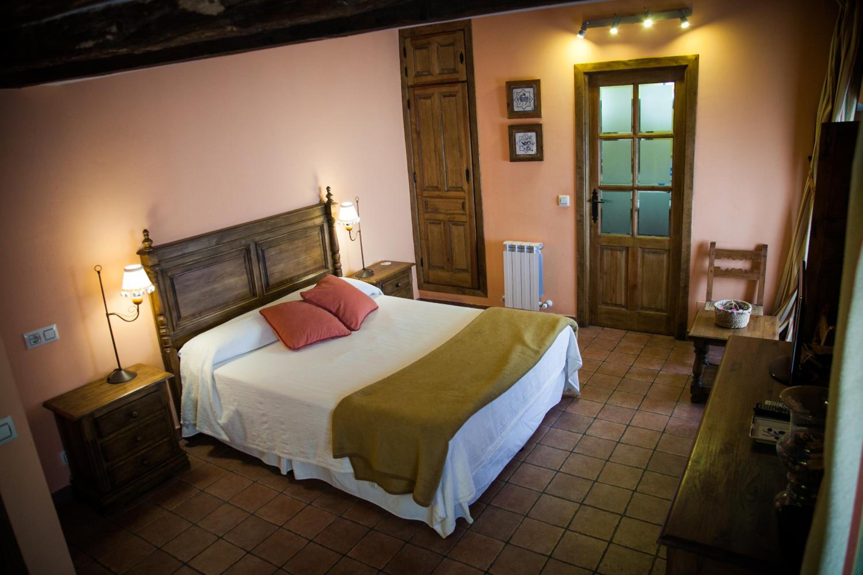 Double or Twin Room - Photo 4