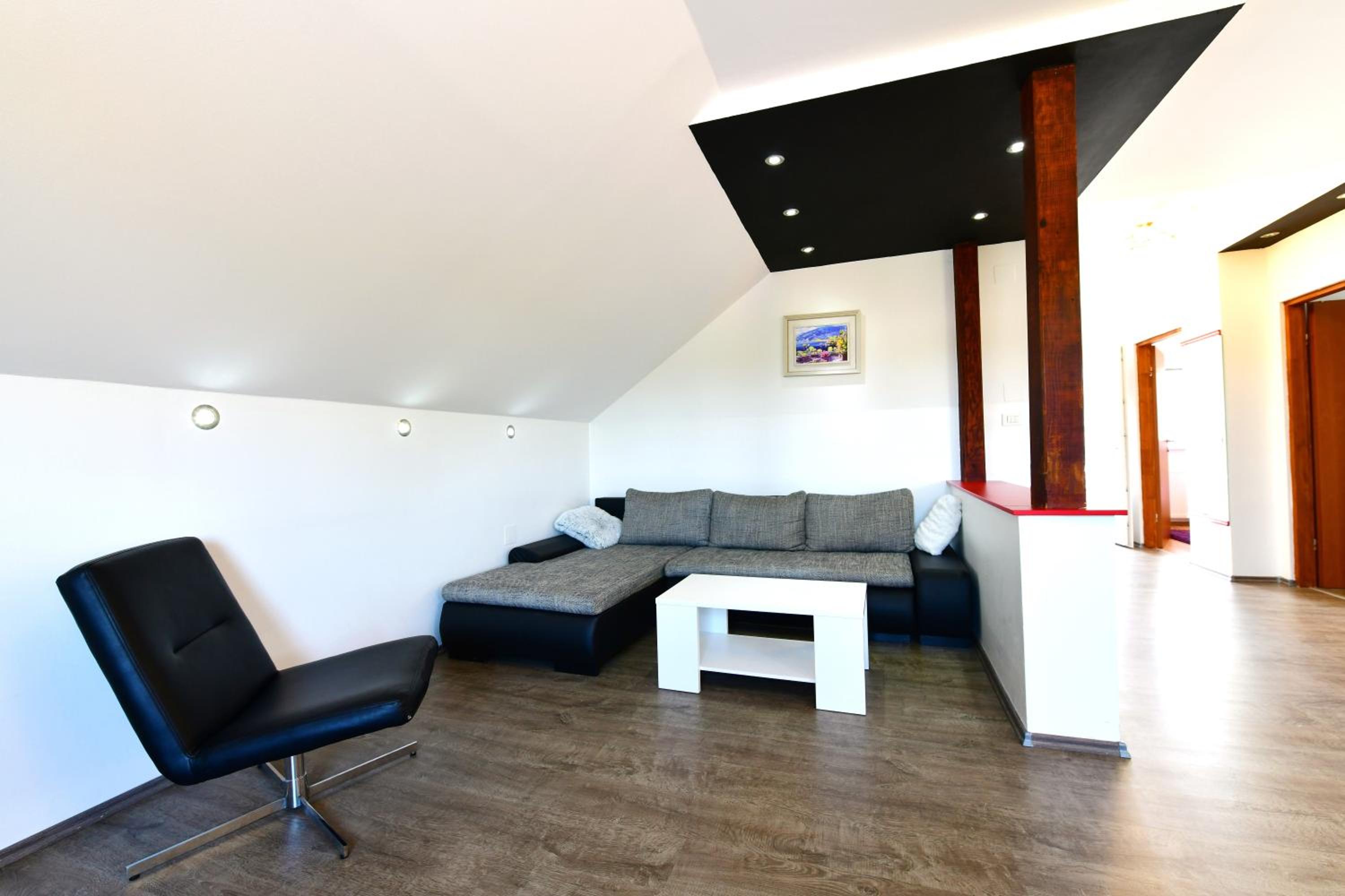Apartment with Balcony - Photo 20