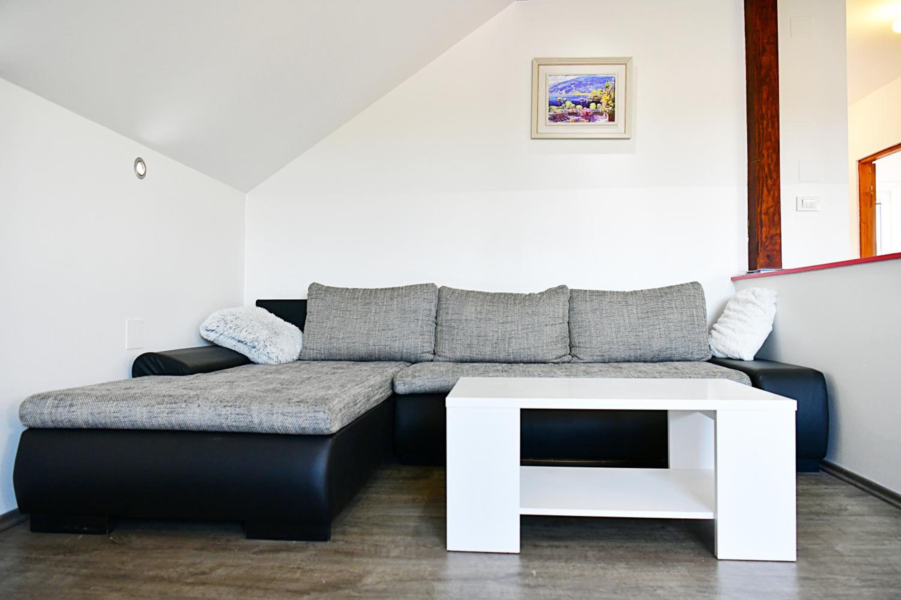 Apartment with Balcony - Photo 42