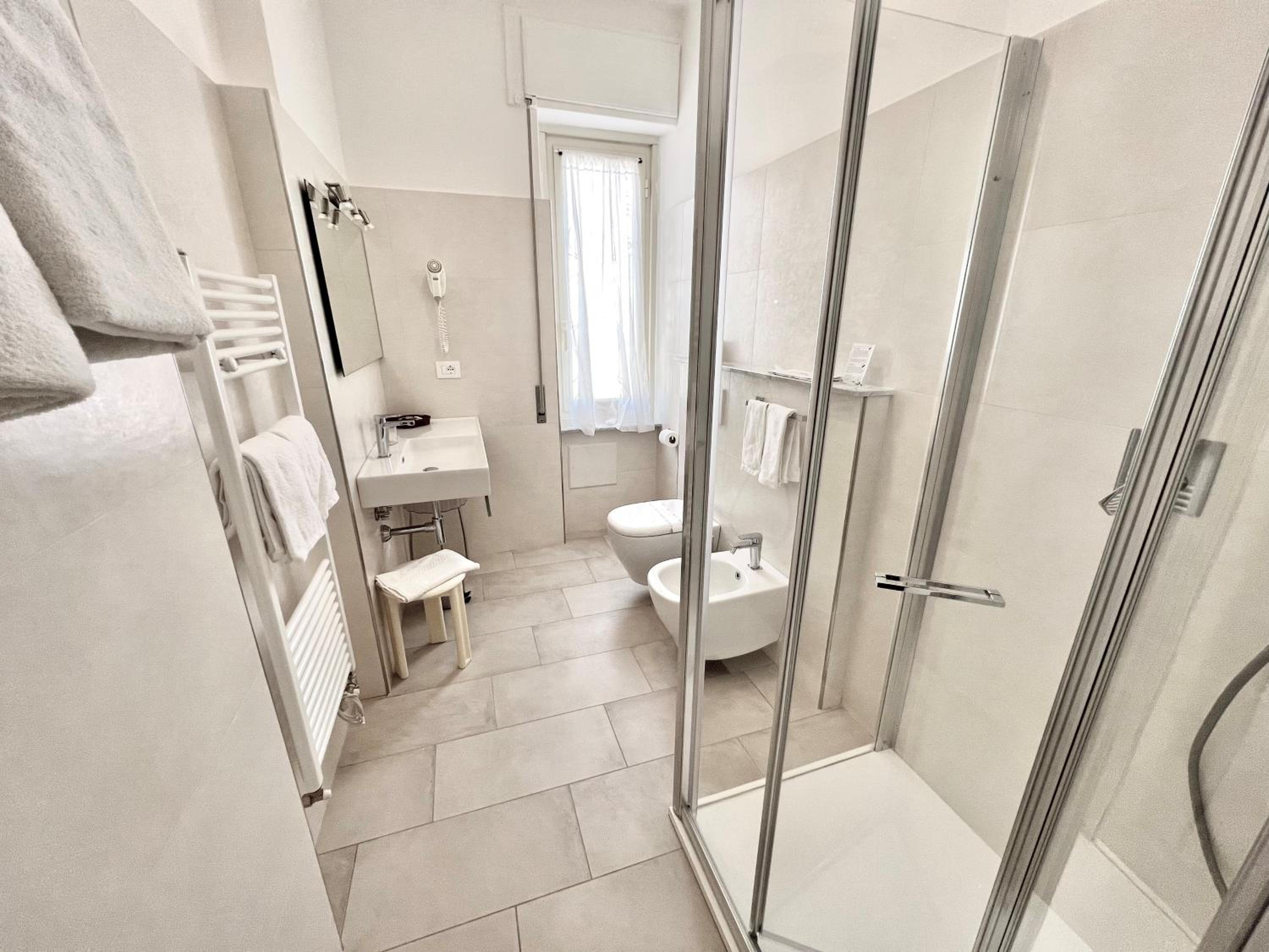 Double or Twin Room with Balcony and Lateral Sea View photo 3