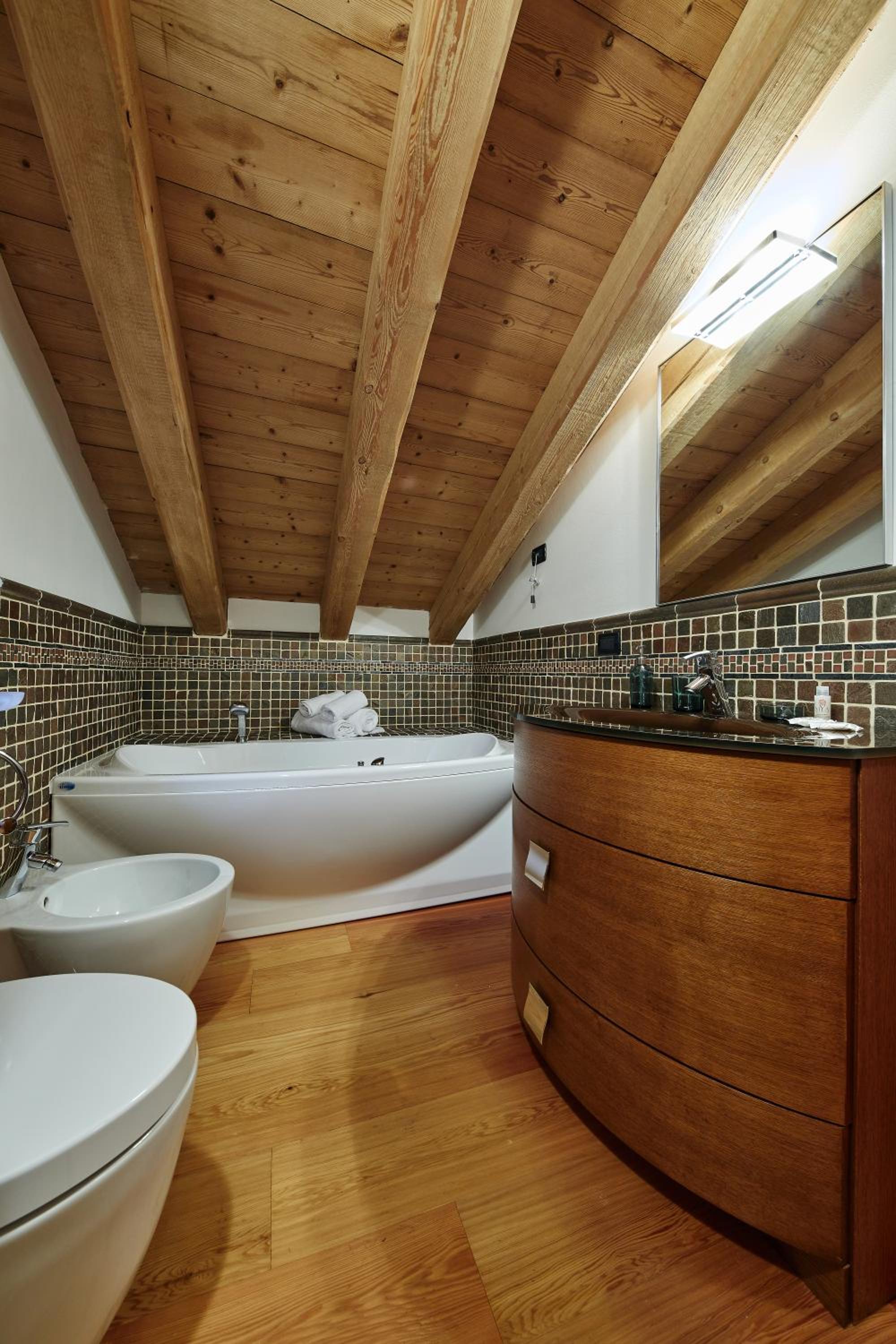 Double Room with Spa Bath - Photo 7