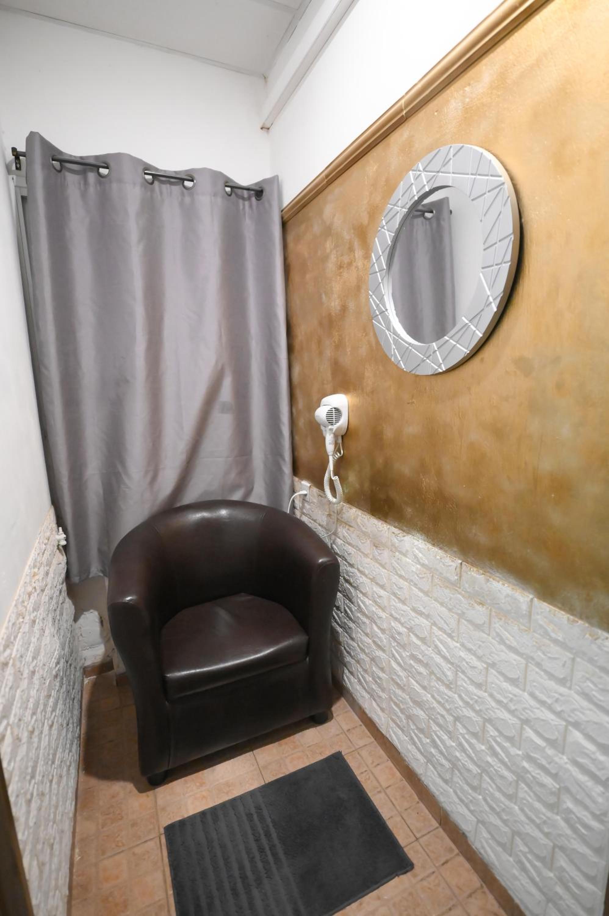 Deluxe Suite with Spa Bath - Photo 7