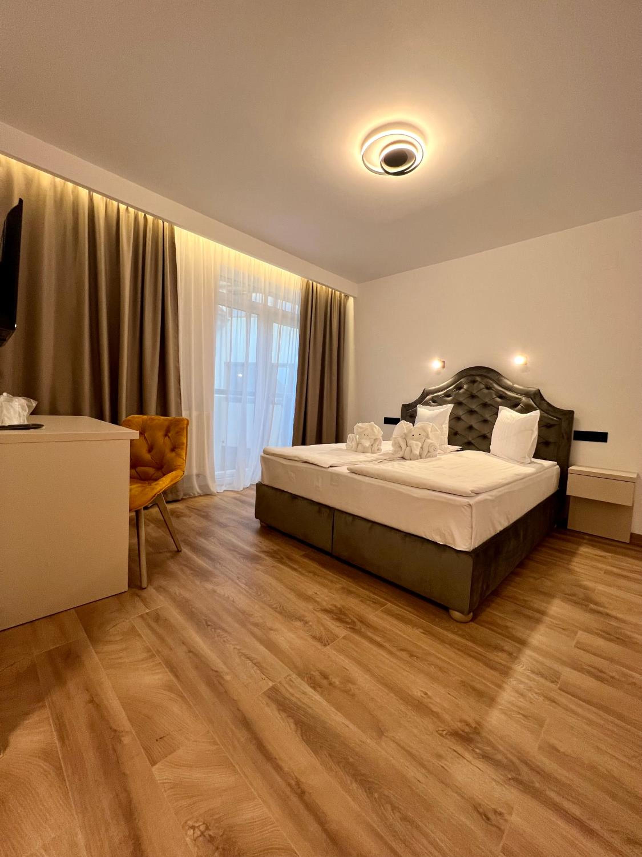 Deluxe Double Room with Balcony photo 3