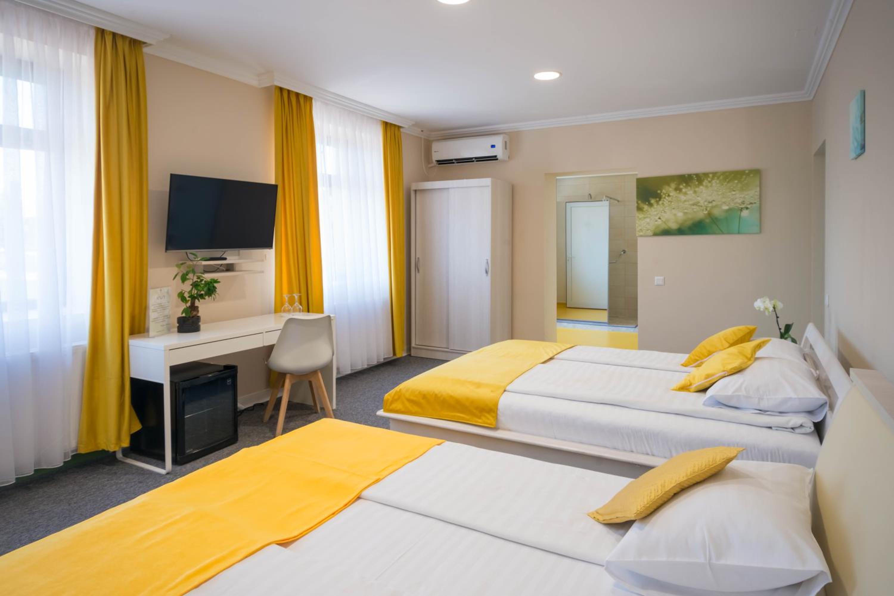 Classic Triple Room - Photo 2
