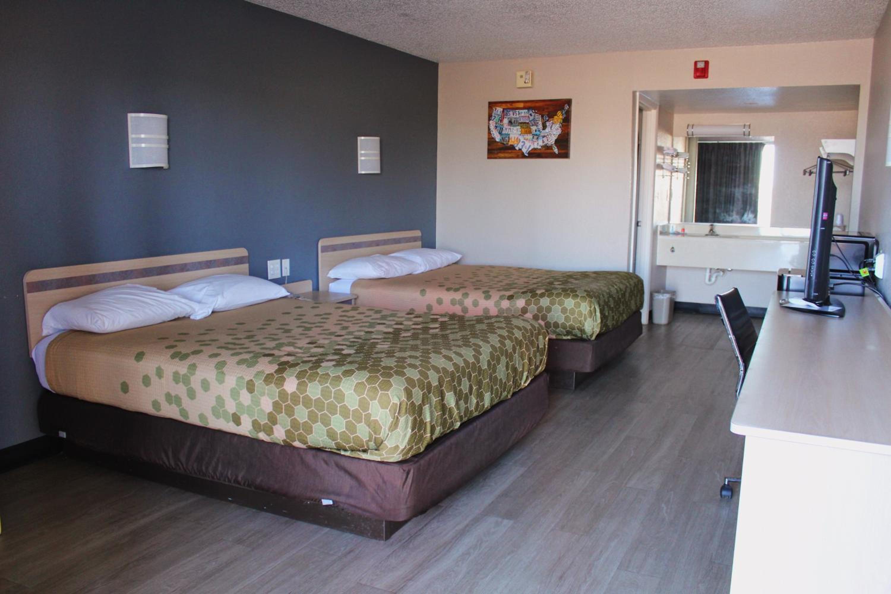 Queen Room with Two Queen Beds - Smoking