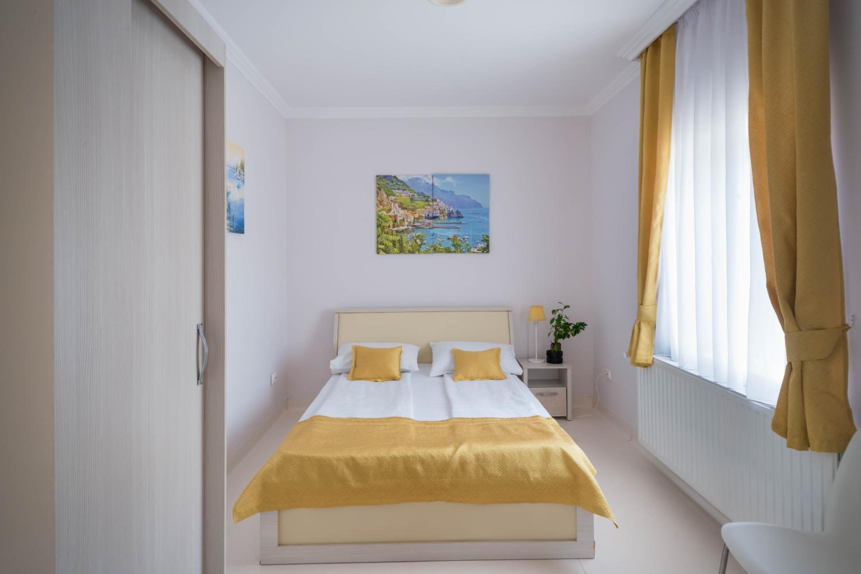 Large Double Room - Photo 4