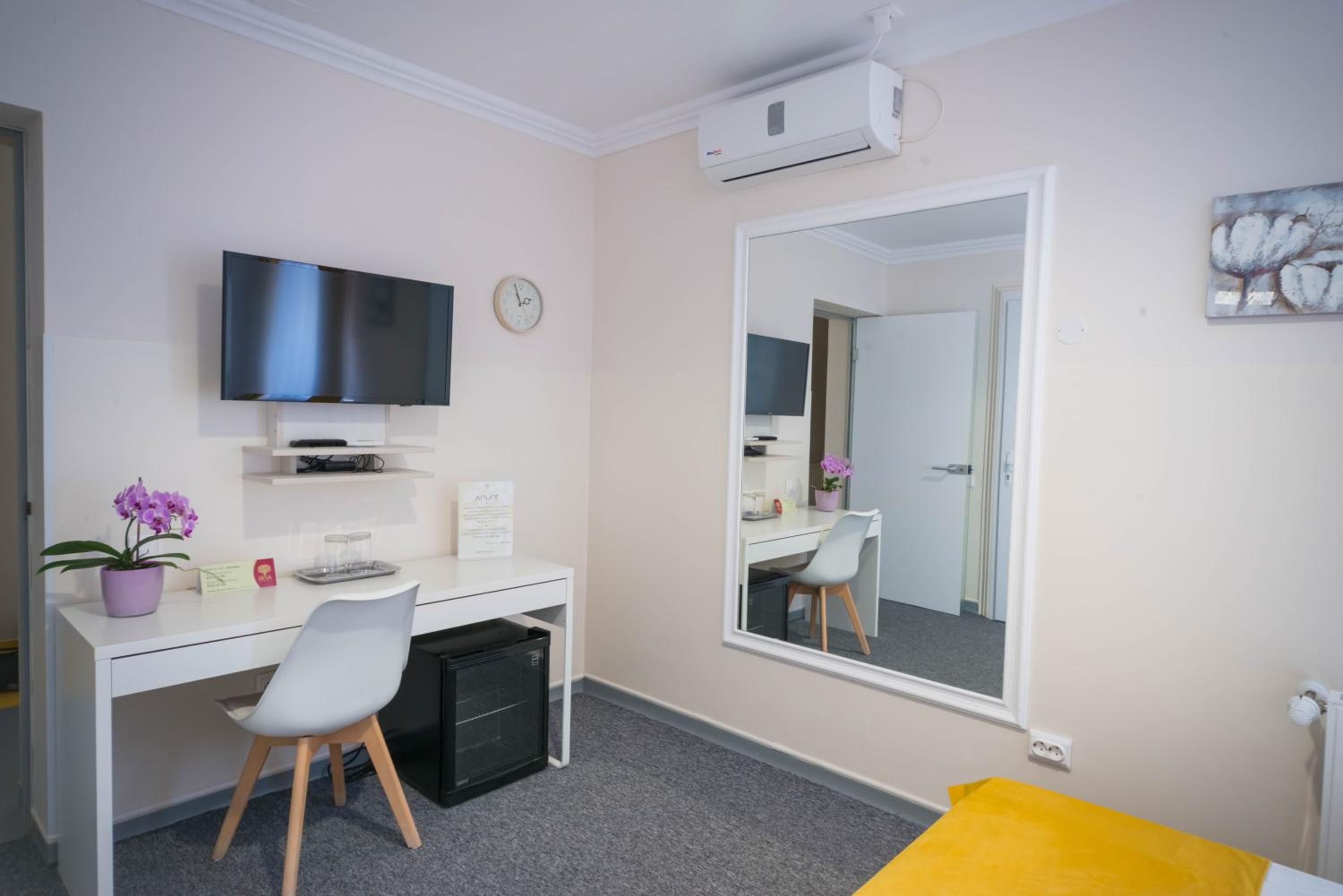 Large Double Room - Photo 2