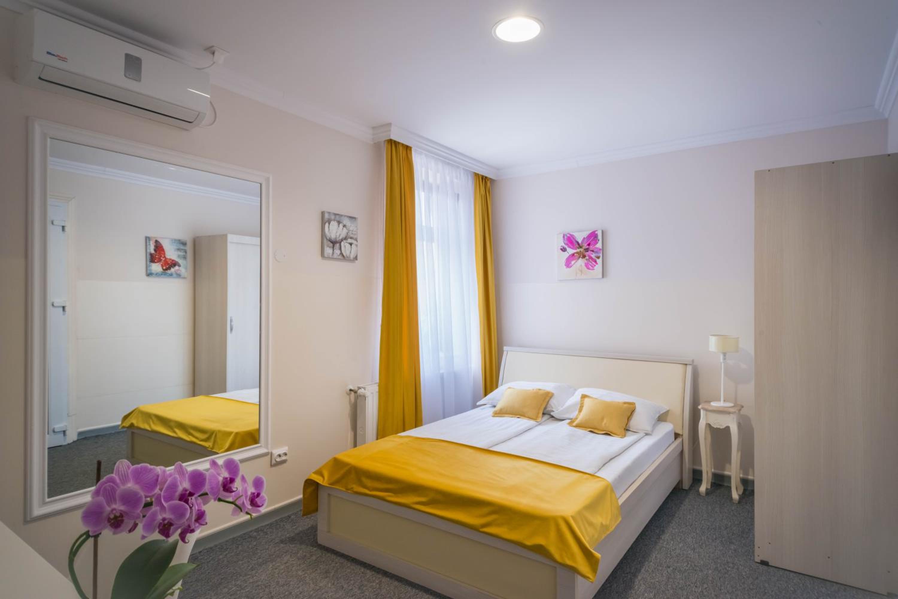 Large Double Room - Photo 1