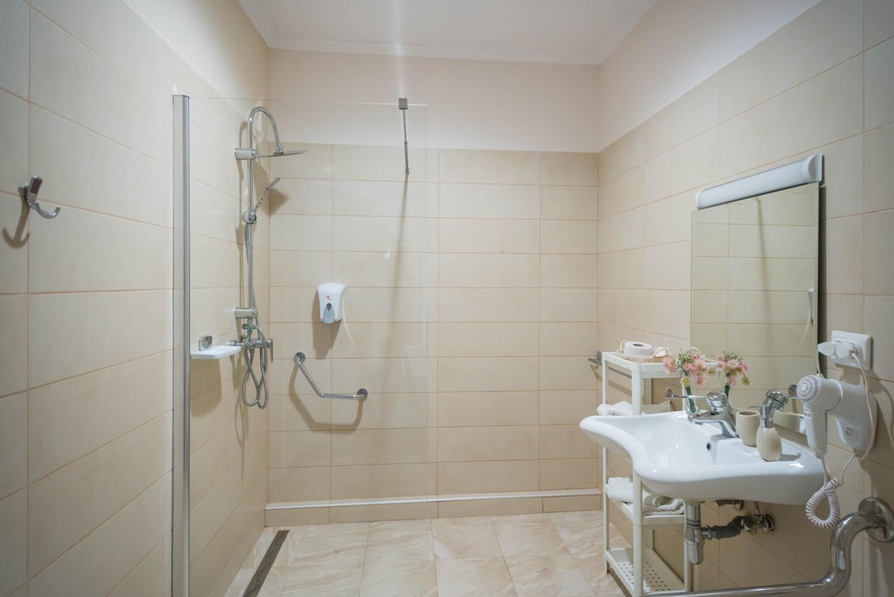 Large Double Room - Photo 3