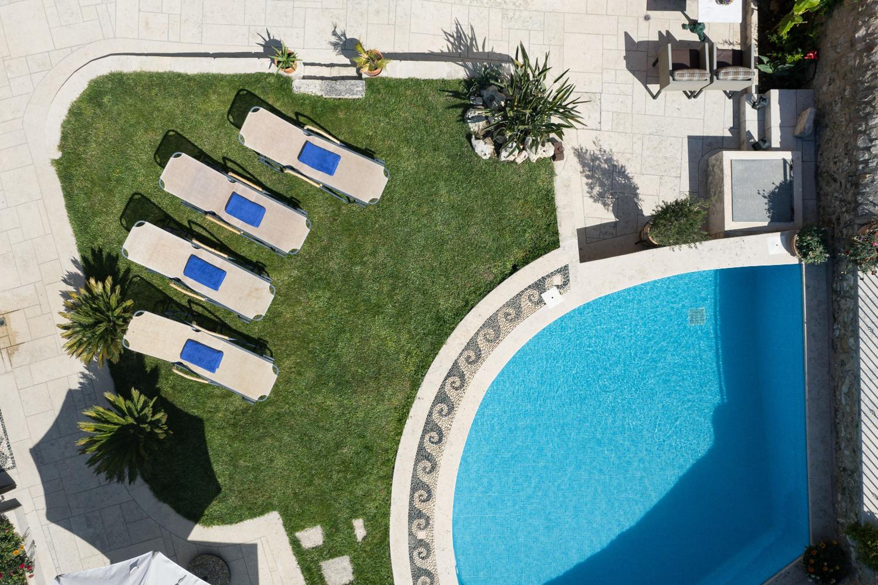 Four-Bedroom Villa with Private Pool and Mountain View photo 3